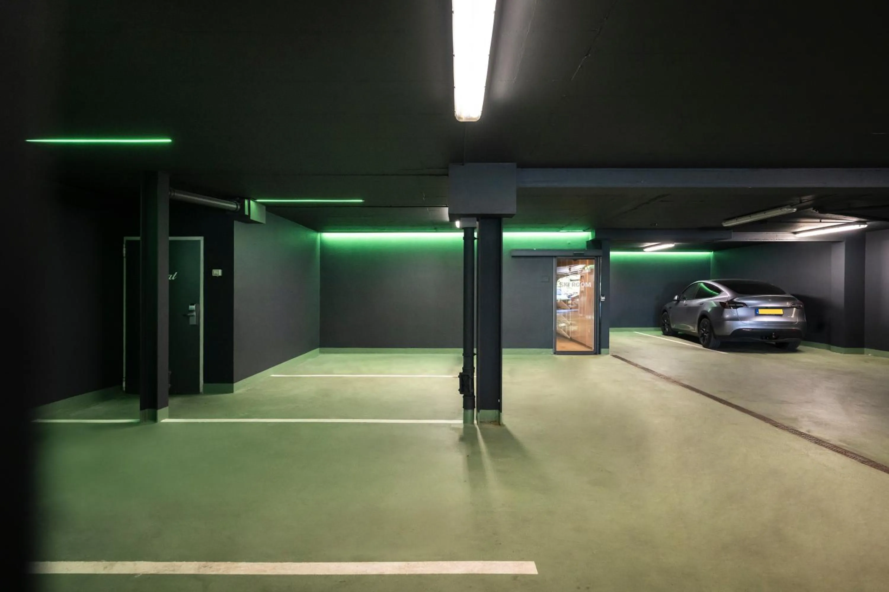 Parking in Alpstay - Hotel Acadia - Adults Mountain Home