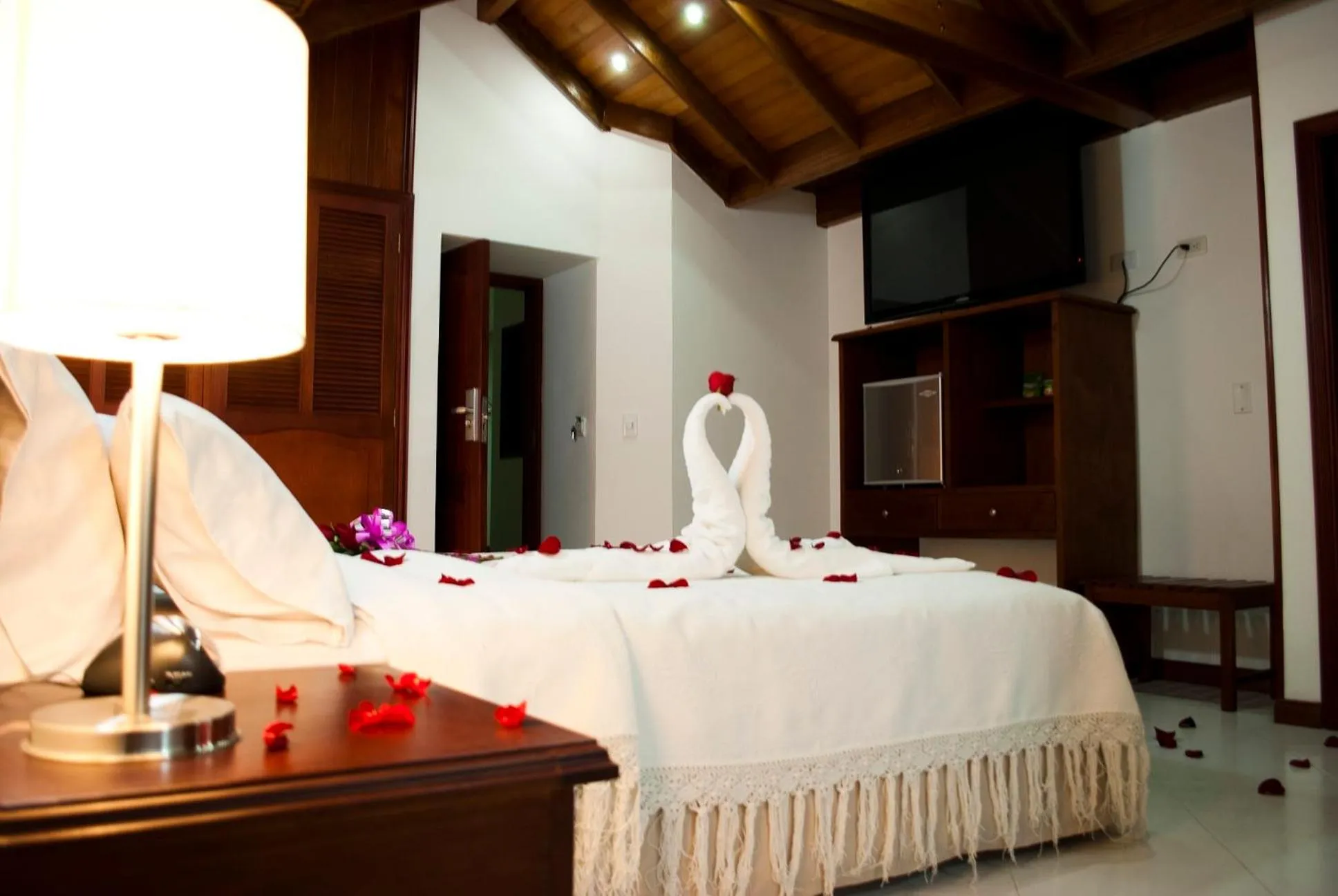 Bedroom, Bed in Blu Inn Hotel