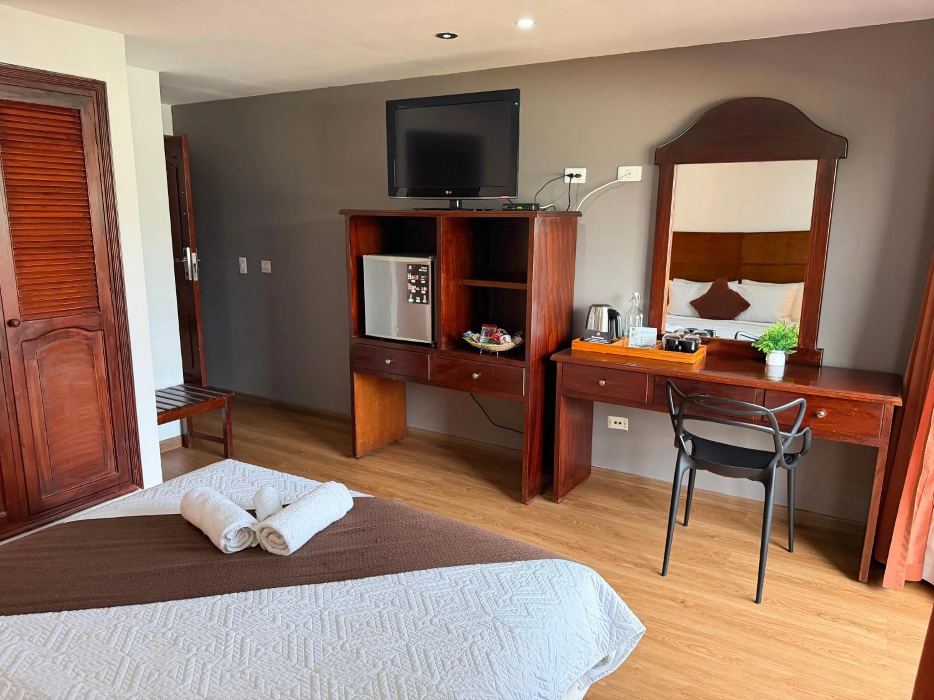 Bedroom, Bed in Blu Inn Hotel