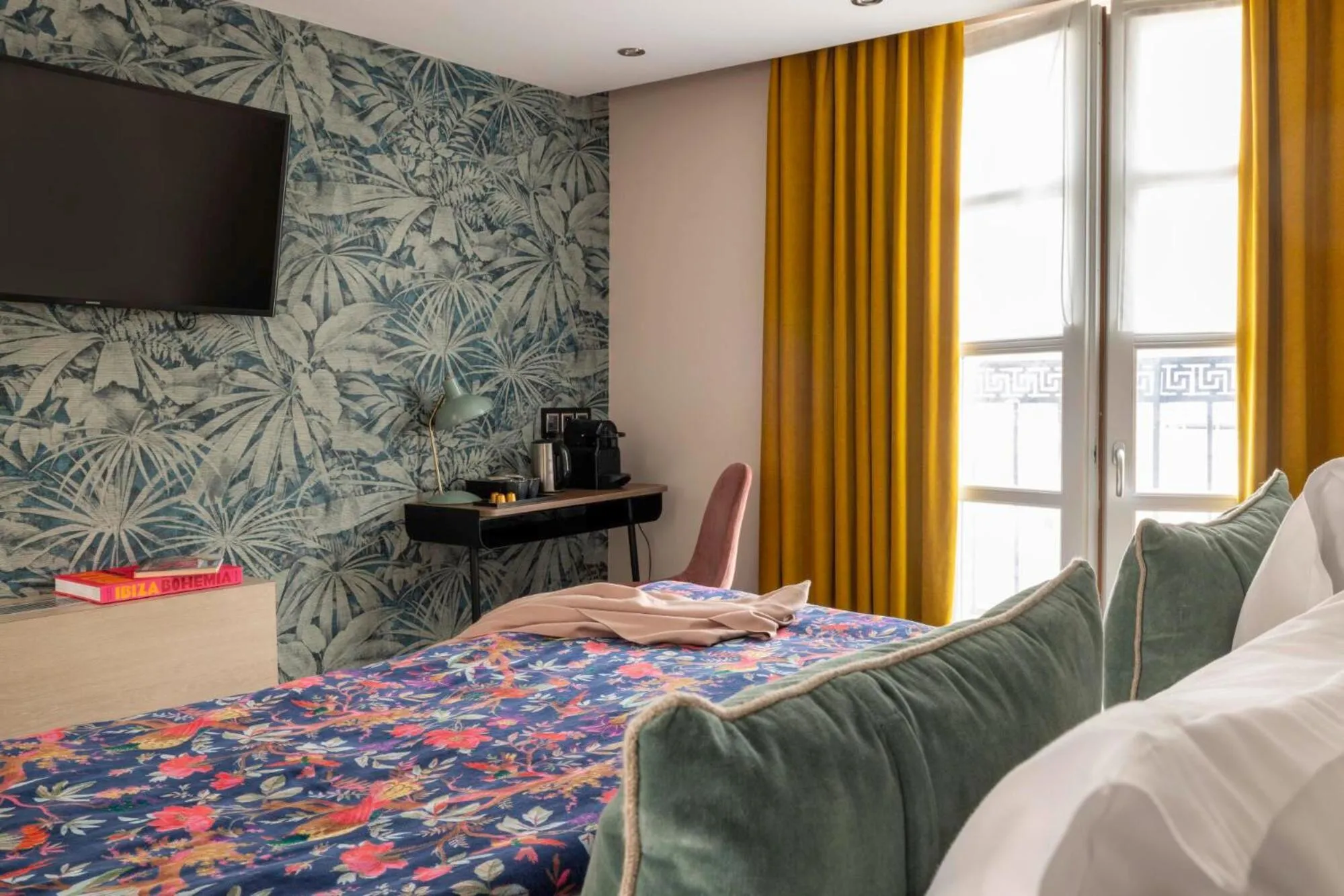 TV and multimedia, Bed in Hôtel Maxim Opéra