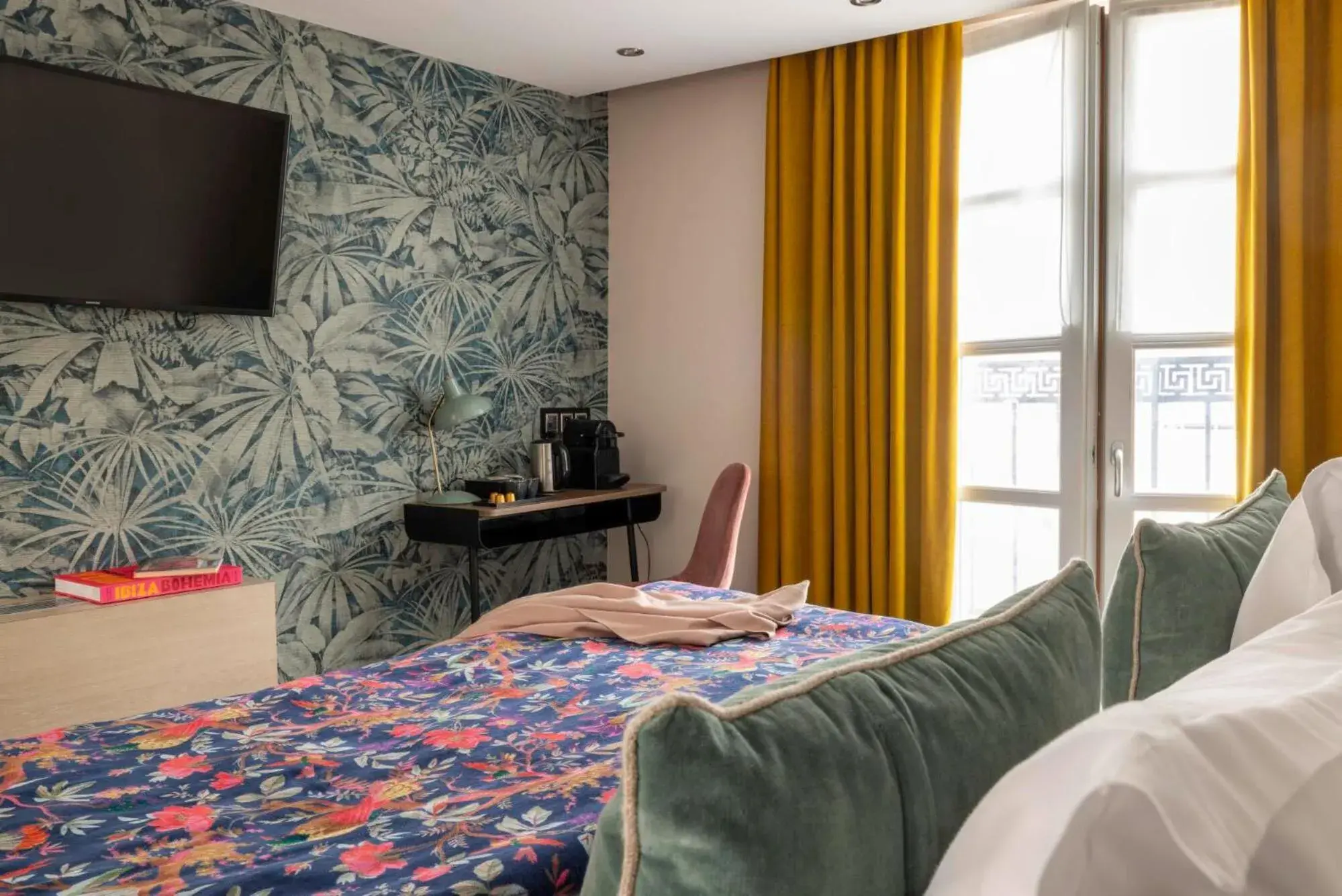 TV and multimedia, Bed in Hôtel Maxim Opéra TV and multimedia, Bed in Hôtel Maxim Opéra