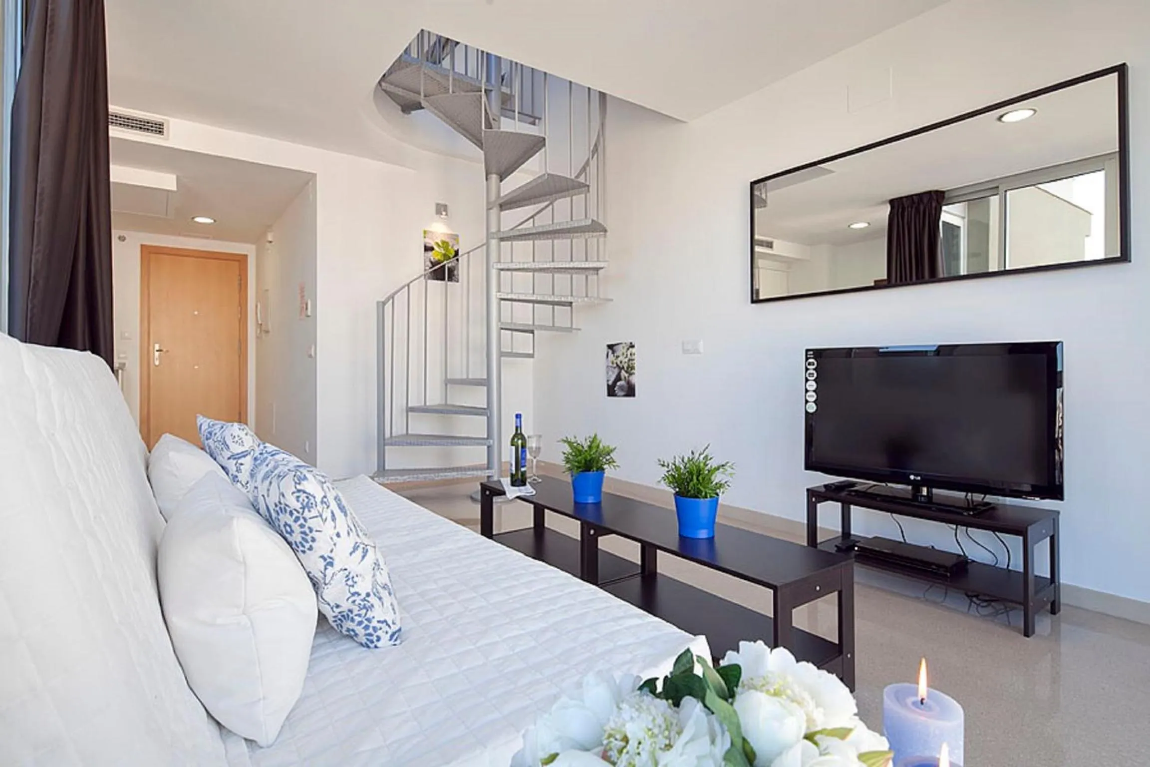 TV and multimedia in Charmsuites Paralel