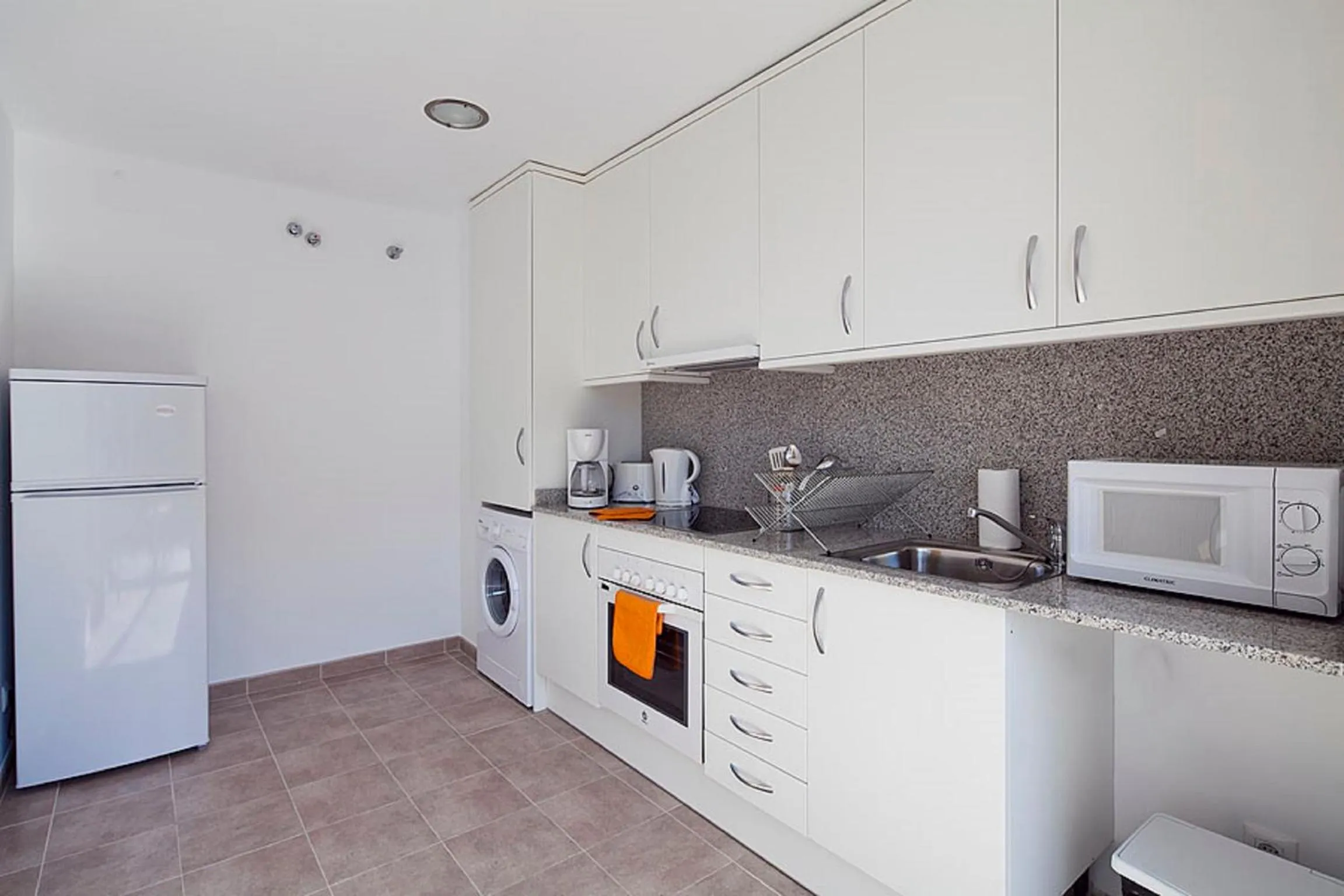 Kitchen or kitchenette in Charmsuites Paralel
