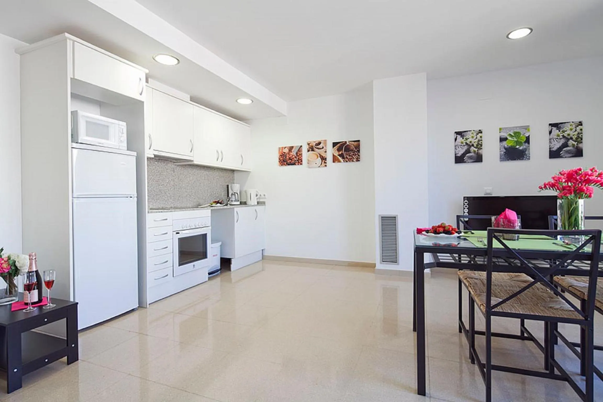 Kitchen or kitchenette in Charmsuites Paralel