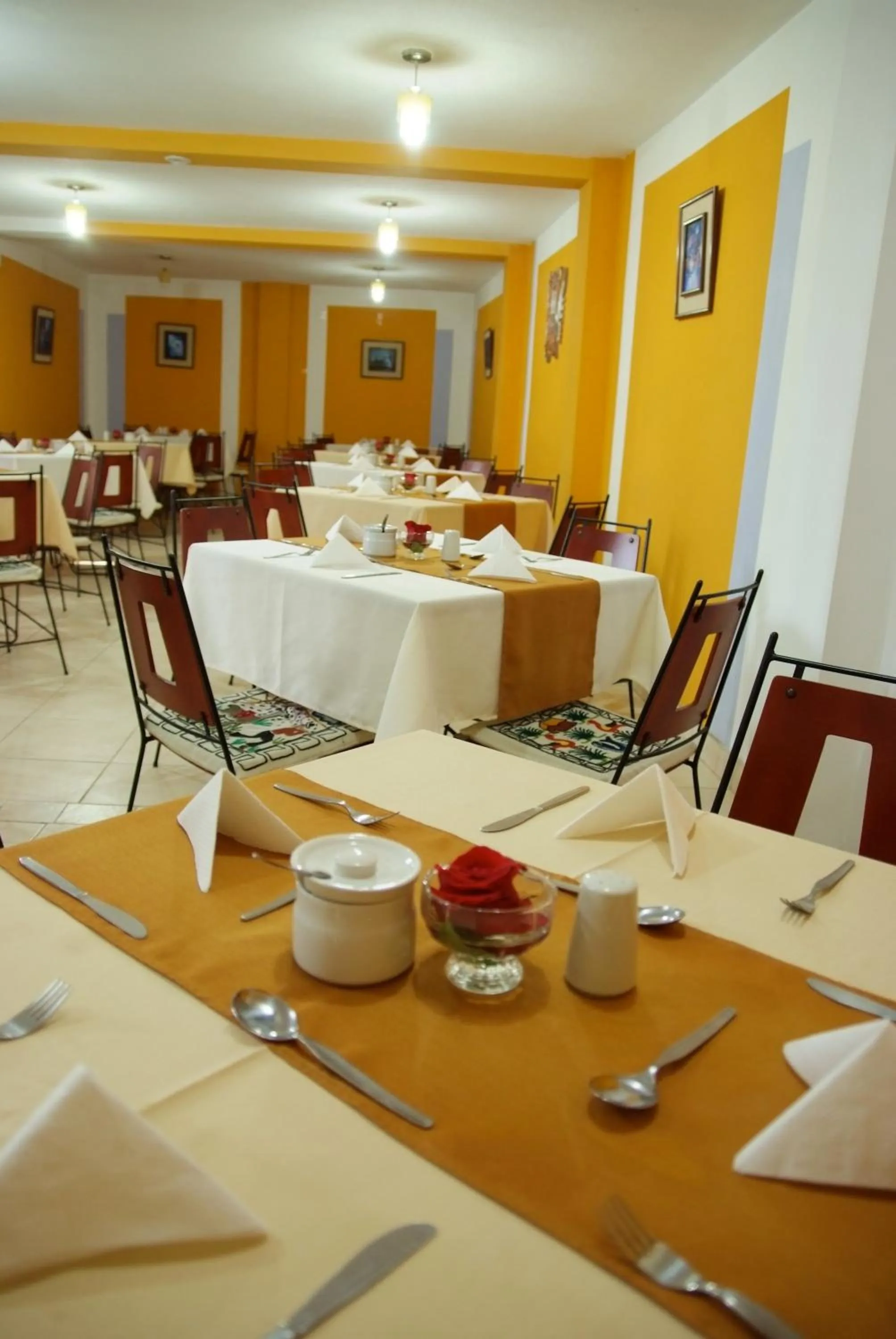 Restaurant/places to eat in Intiqa Hotel