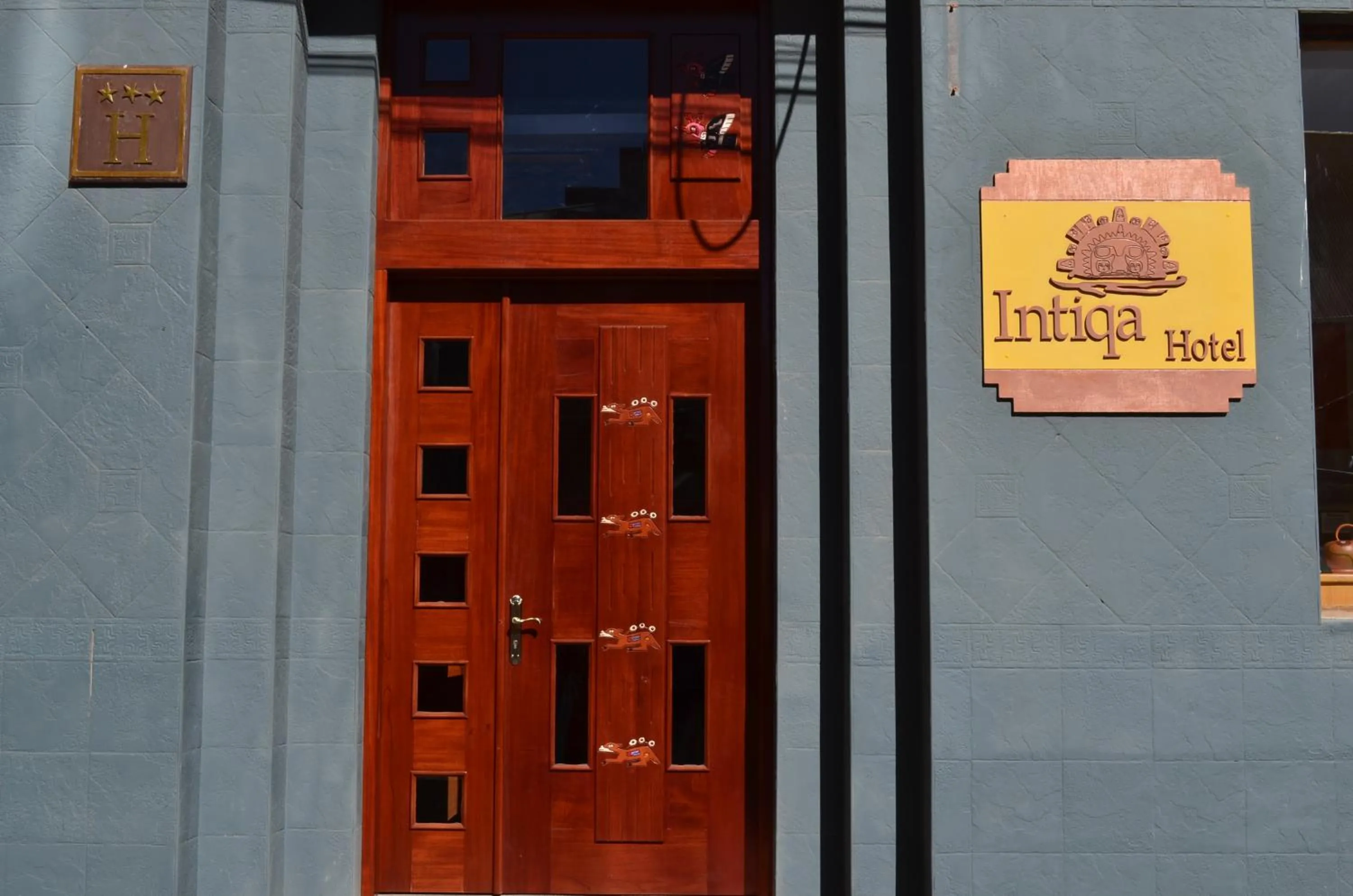 Facade/entrance in Intiqa Hotel