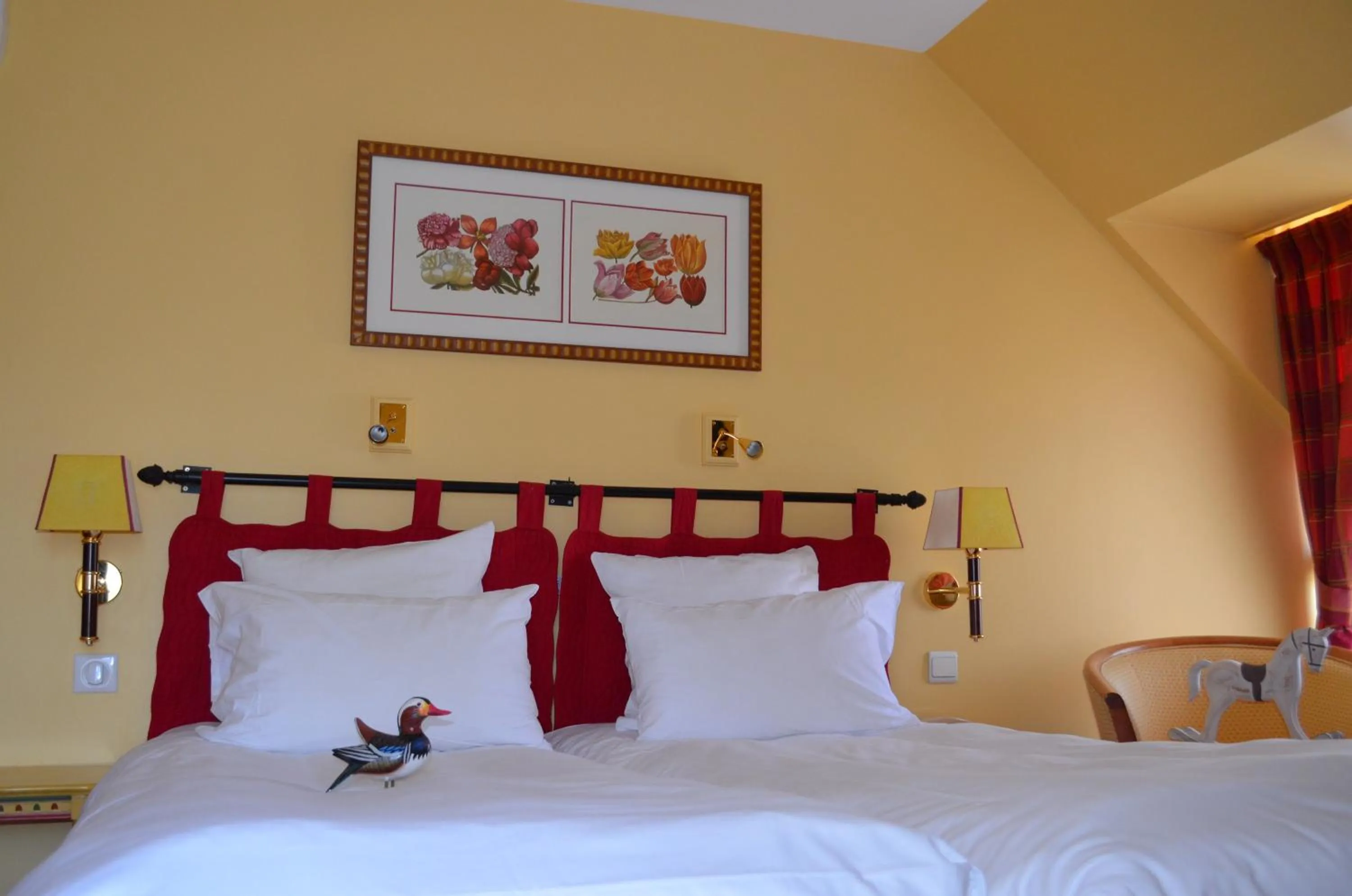 Bed in Logis Hôtel Auberge du Cheval Blanc