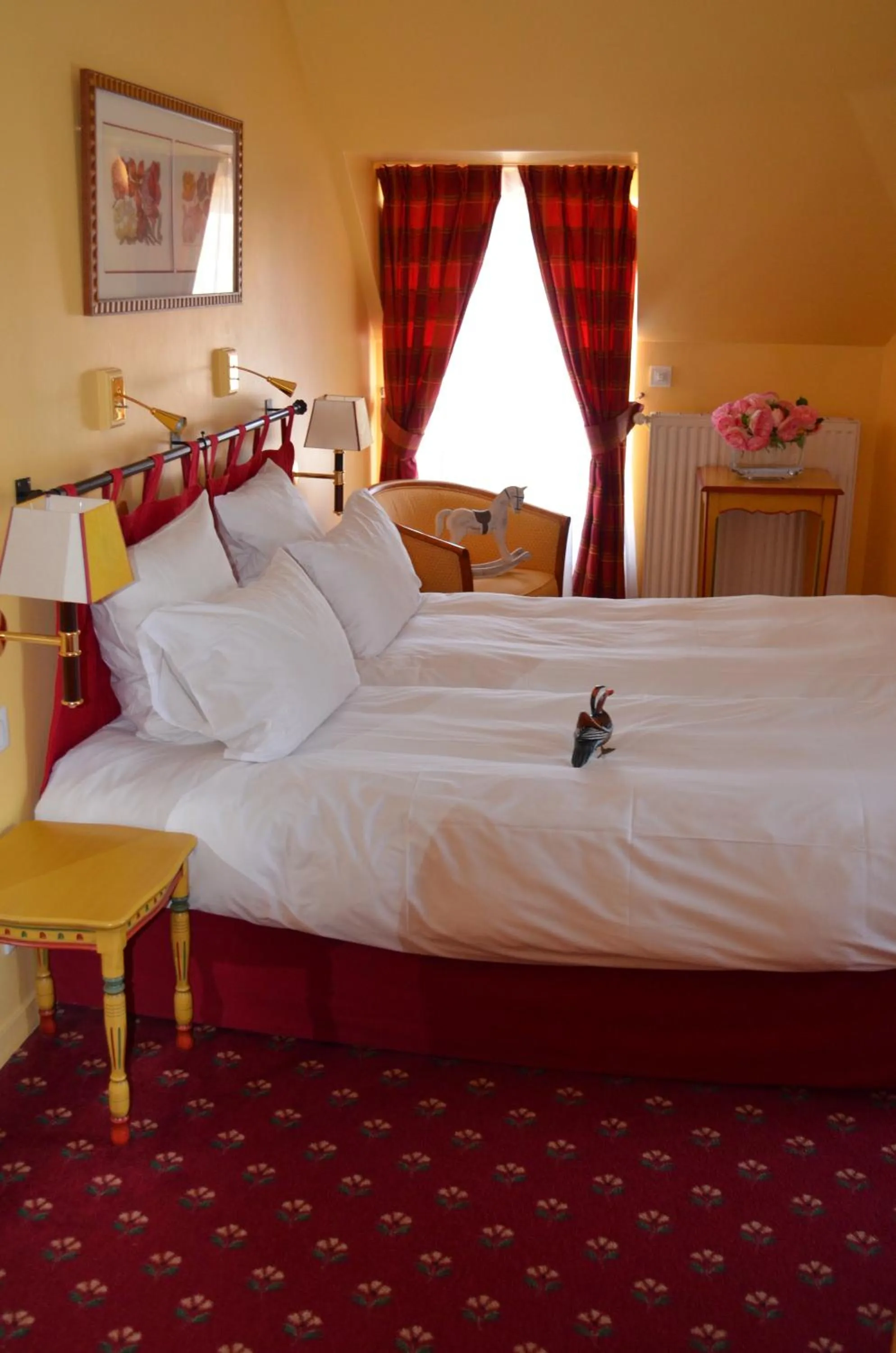 Bed in Logis Hôtel Auberge du Cheval Blanc