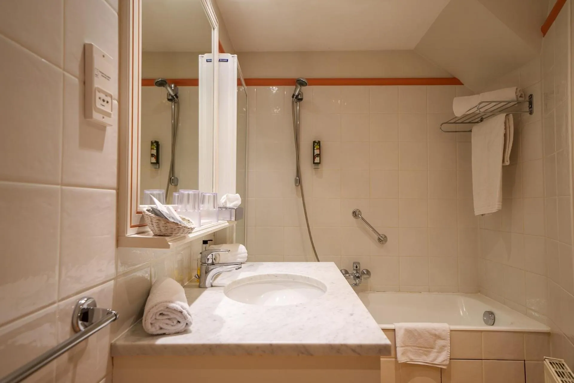 Bathroom in Logis Hôtel Auberge du Cheval Blanc