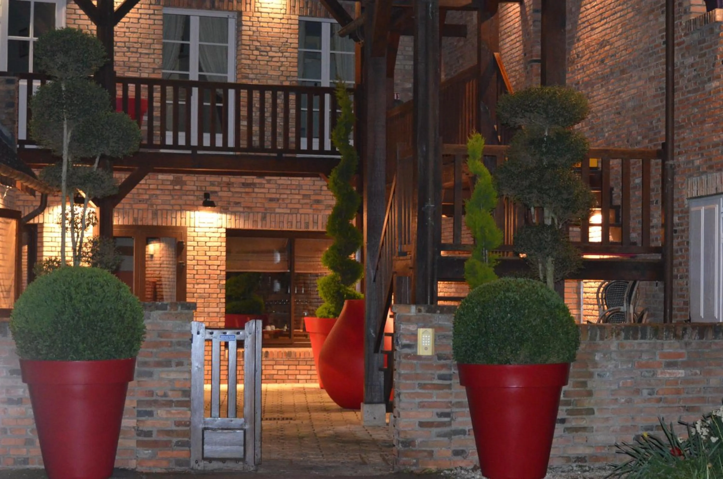 Property building in Logis Hôtel Auberge du Cheval Blanc