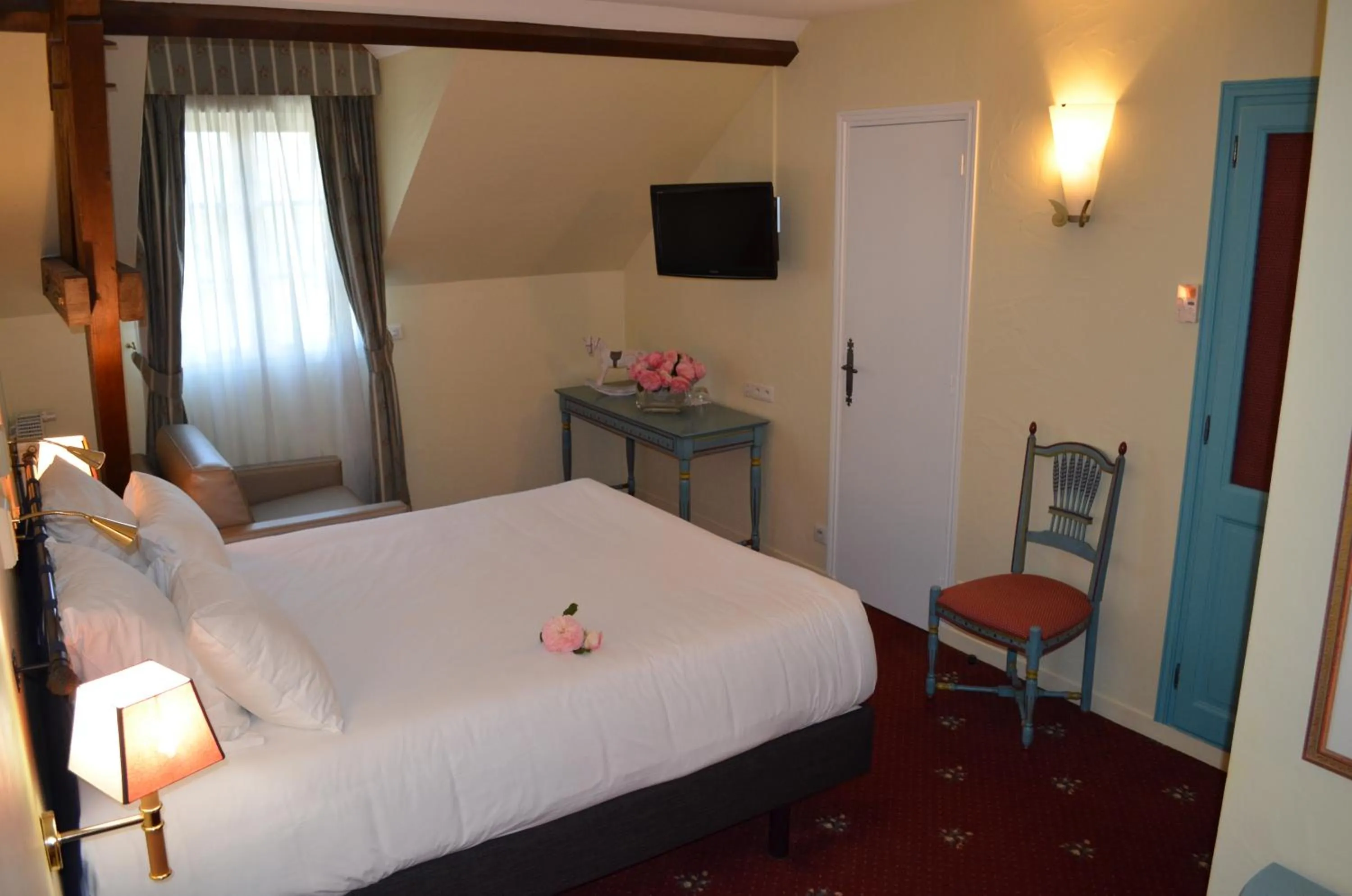 Bed in Logis Hôtel Auberge du Cheval Blanc