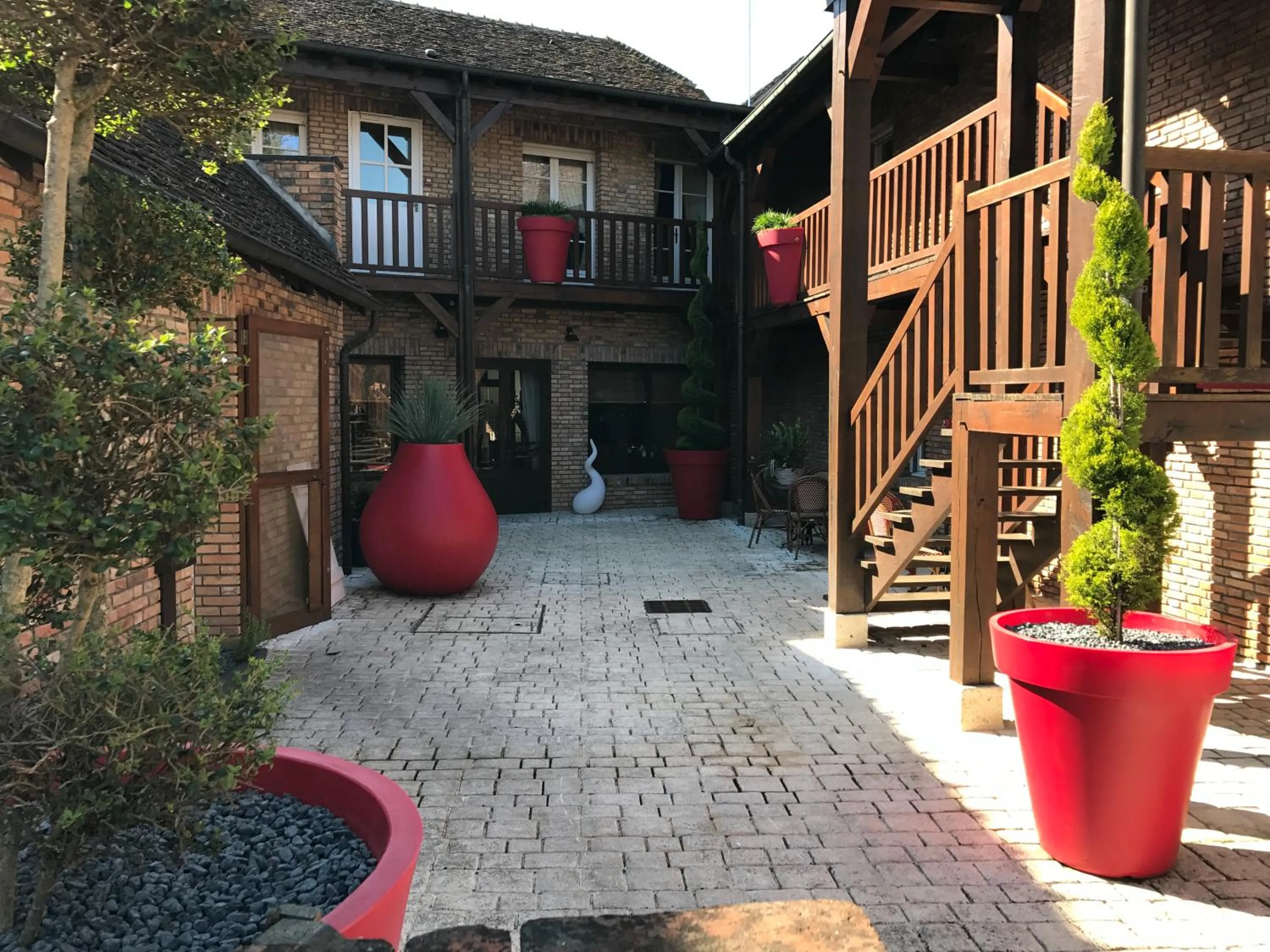 Restaurant/places to eat in Logis Hôtel Auberge du Cheval Blanc