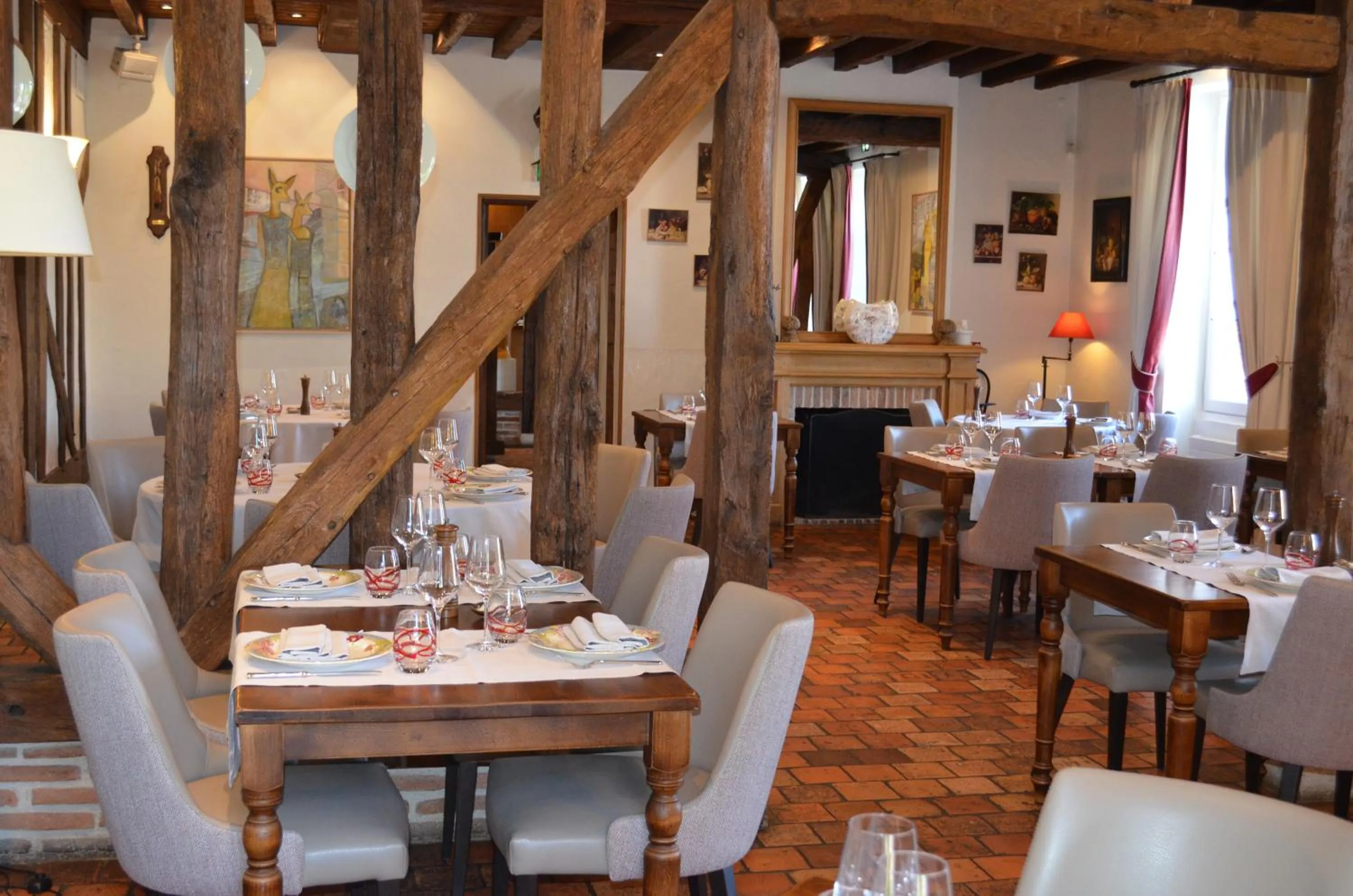 Restaurant/places to eat in Logis Hôtel Auberge du Cheval Blanc