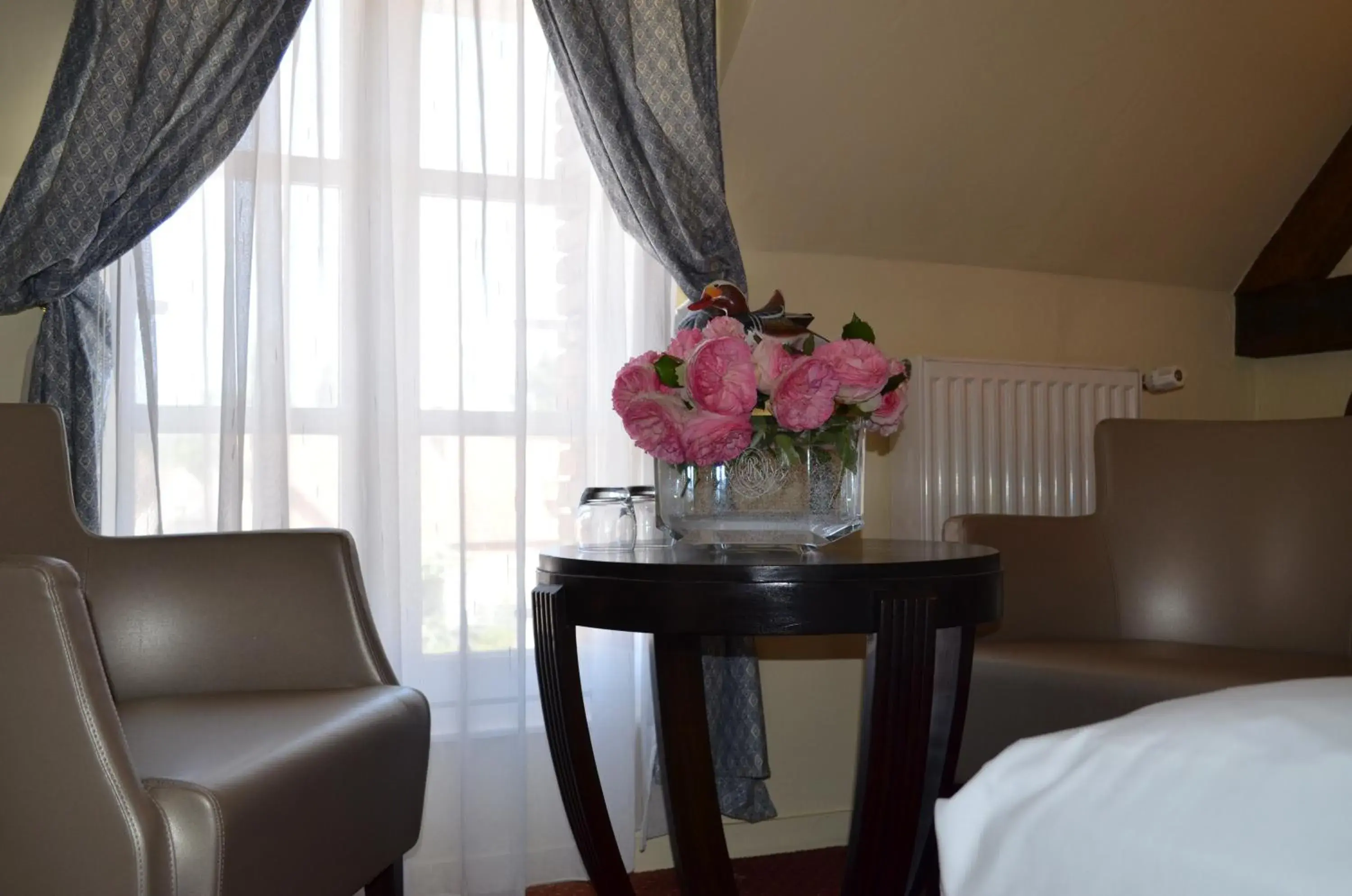 Bedroom, Bed in Logis Hôtel Auberge du Cheval Blanc Bedroom, Bed in Logis Hôtel Auberge du Cheval Blanc