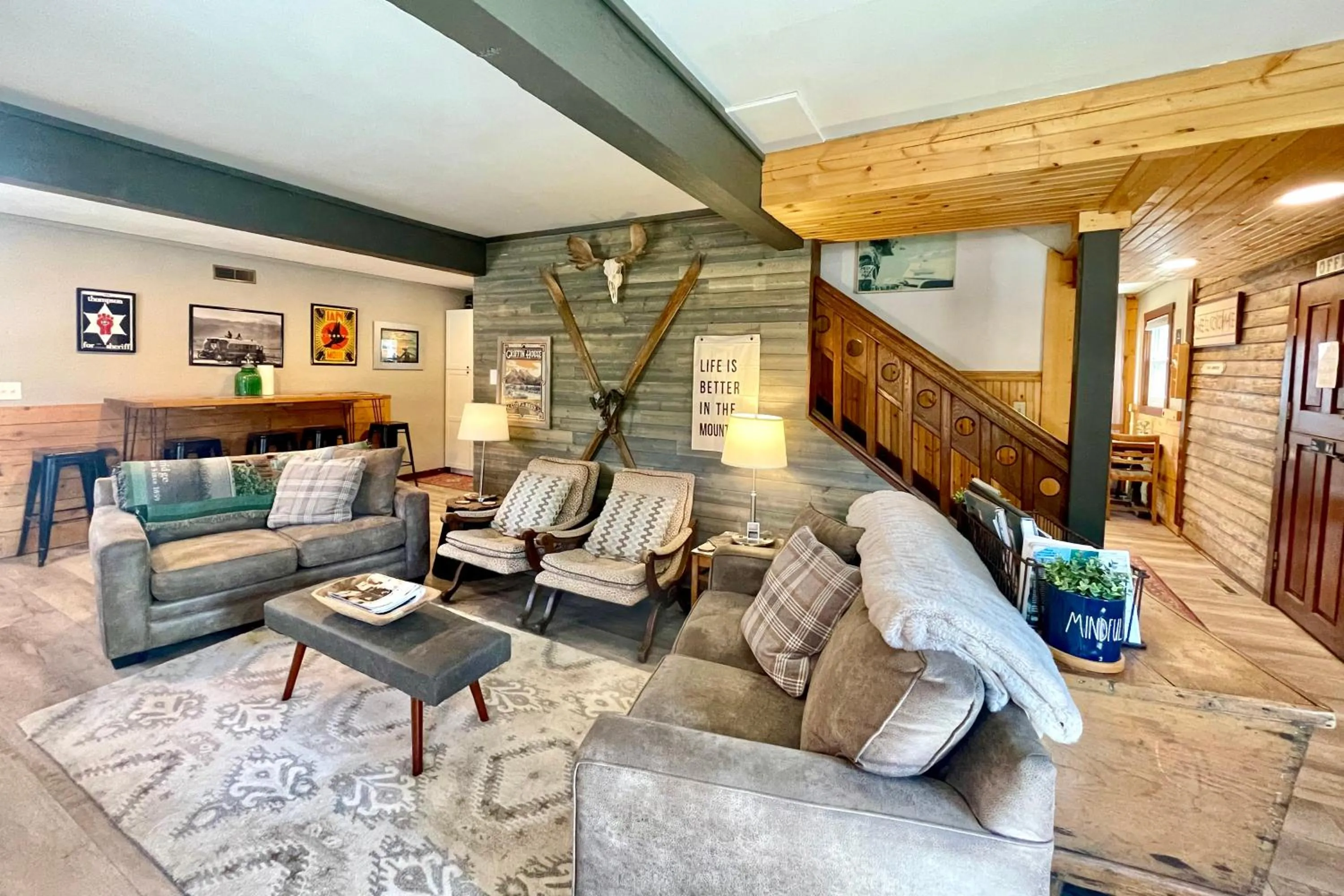 Communal lounge/ TV room in Fireside Inn & Hostel