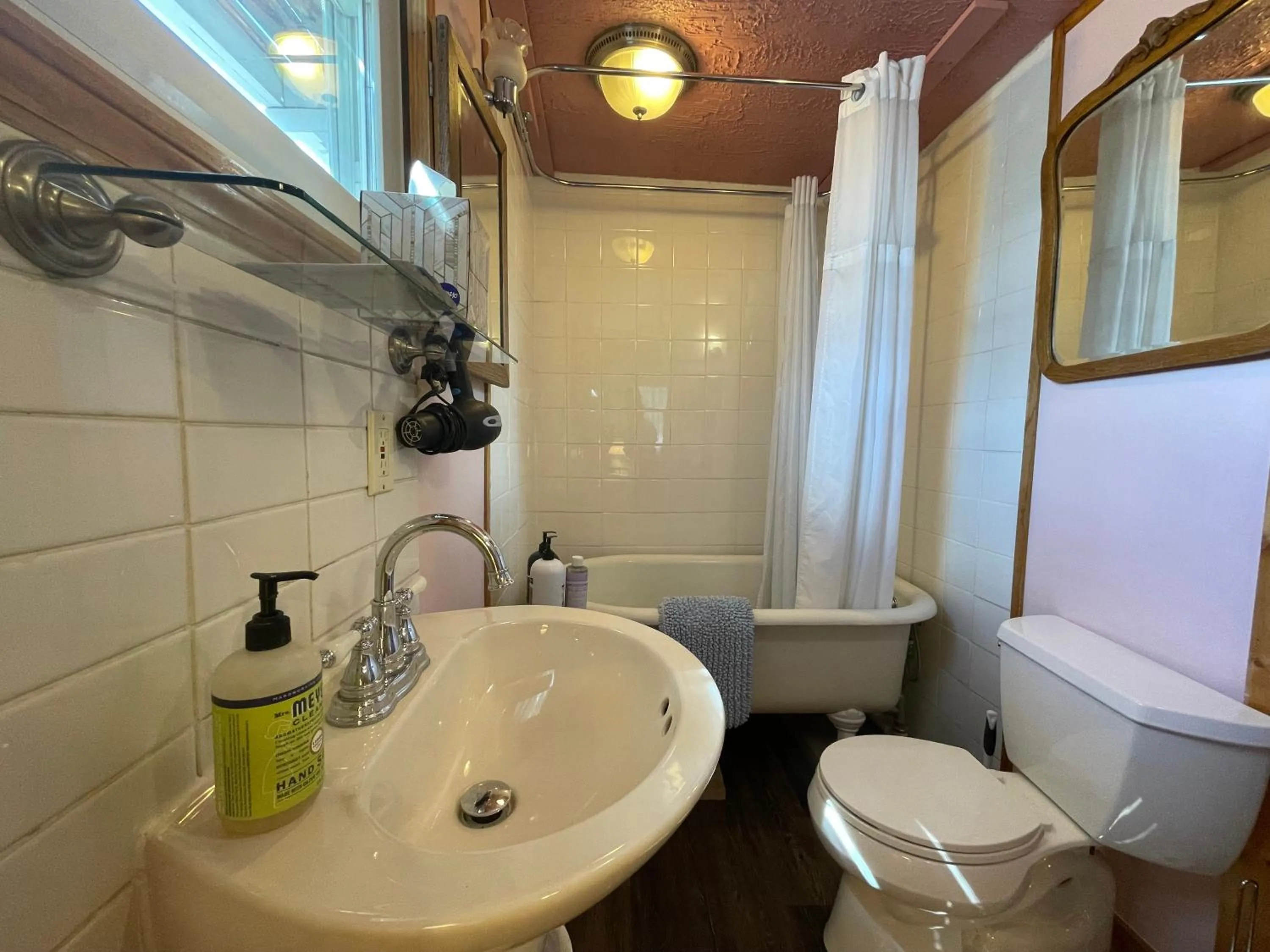 Bathroom in Fireside Inn & Hostel