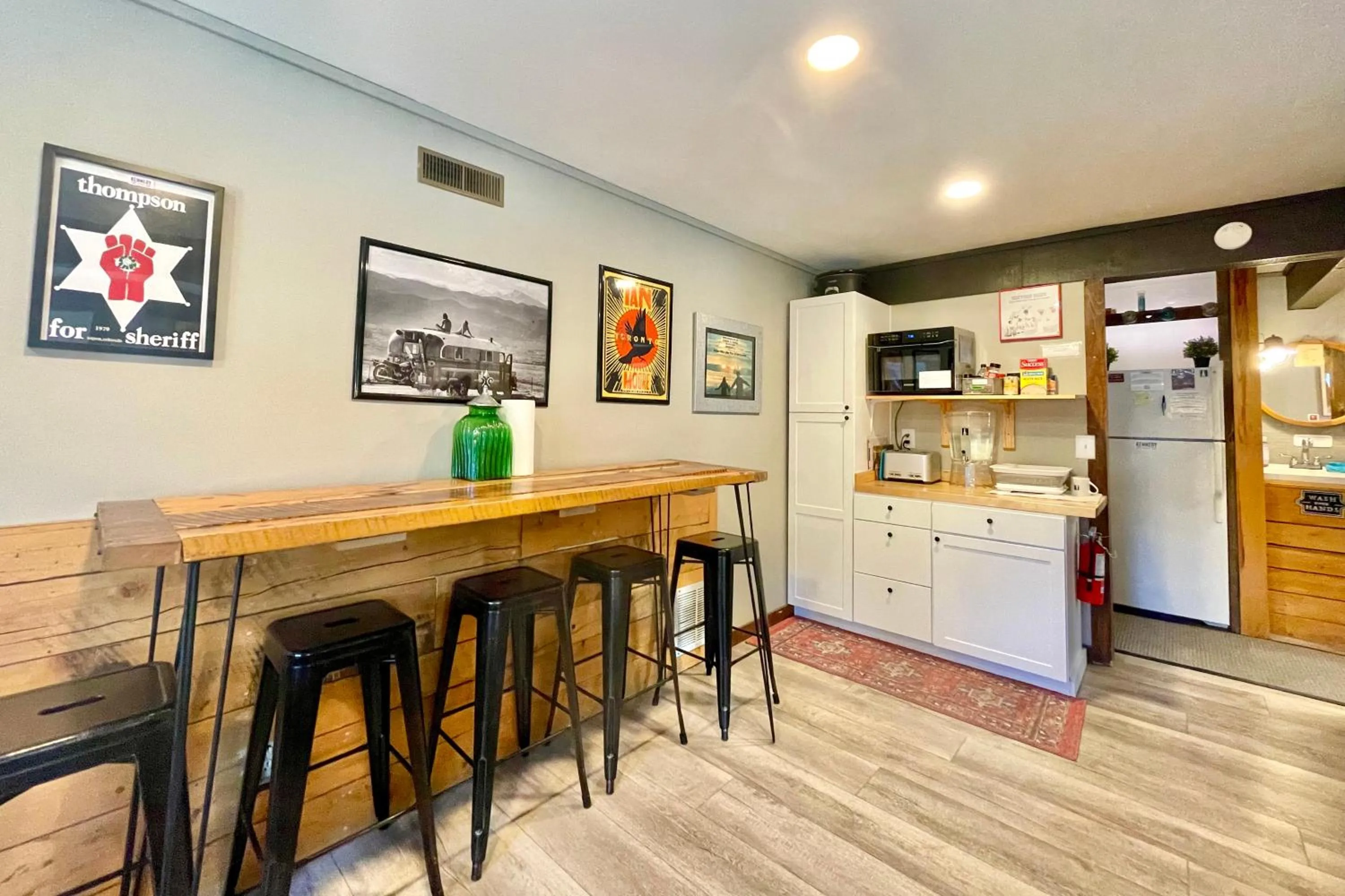 Communal kitchen in Fireside Inn & Hostel