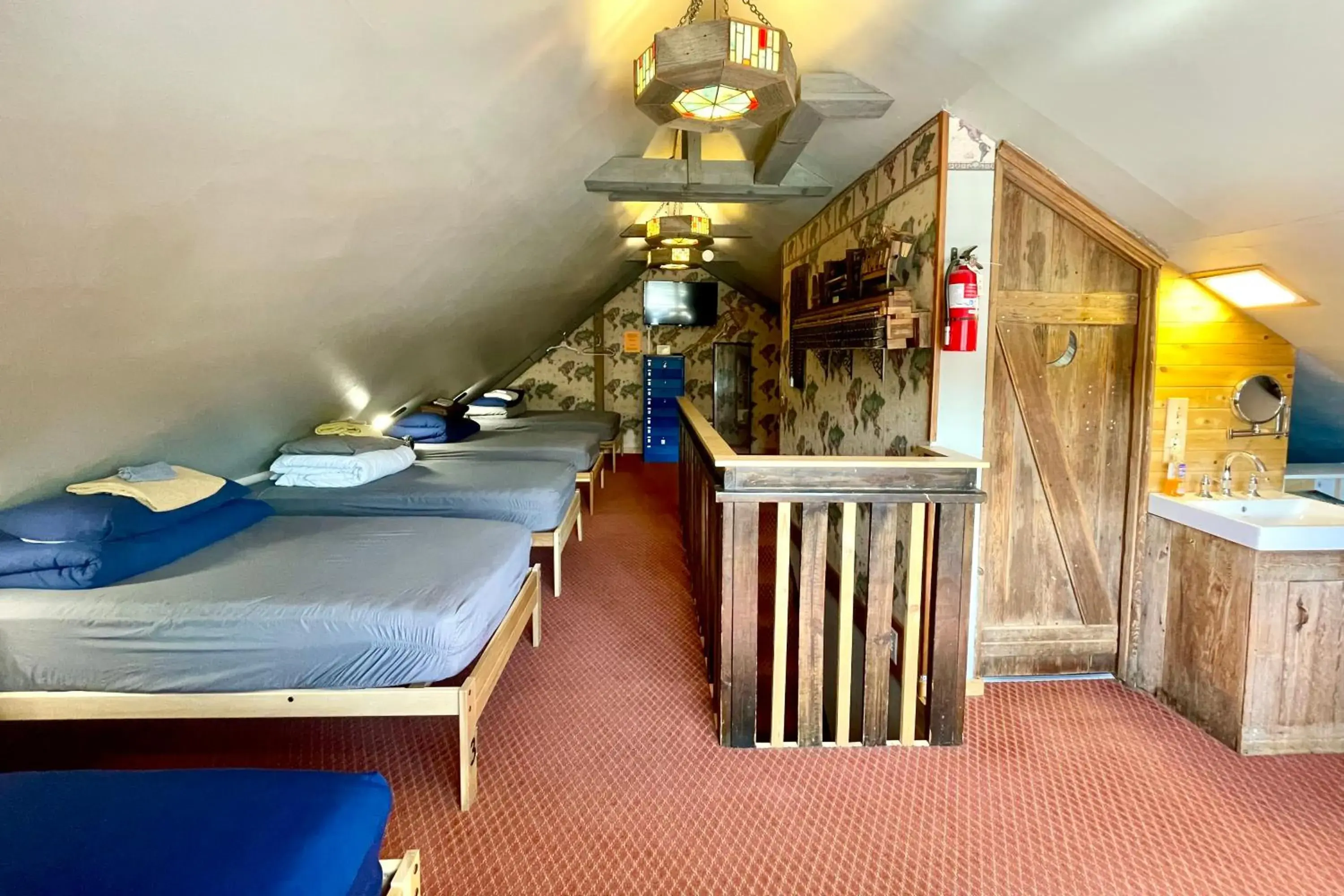 Bed in 8-Bed Mixed Dormitory Room in Fireside Inn & Hostel Bed in 8-Bed Mixed Dormitory Room in Fireside Inn & Hostel