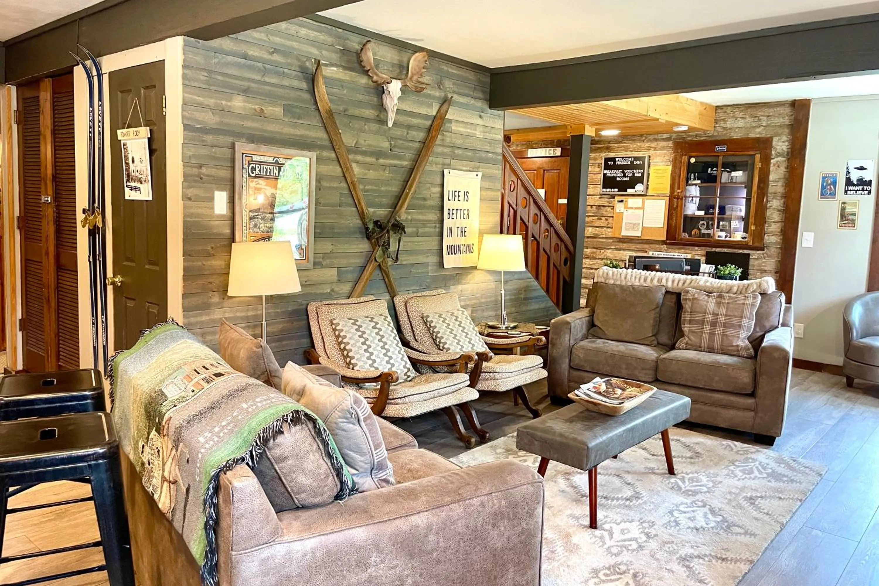 Communal lounge/ TV room in Fireside Inn & Hostel