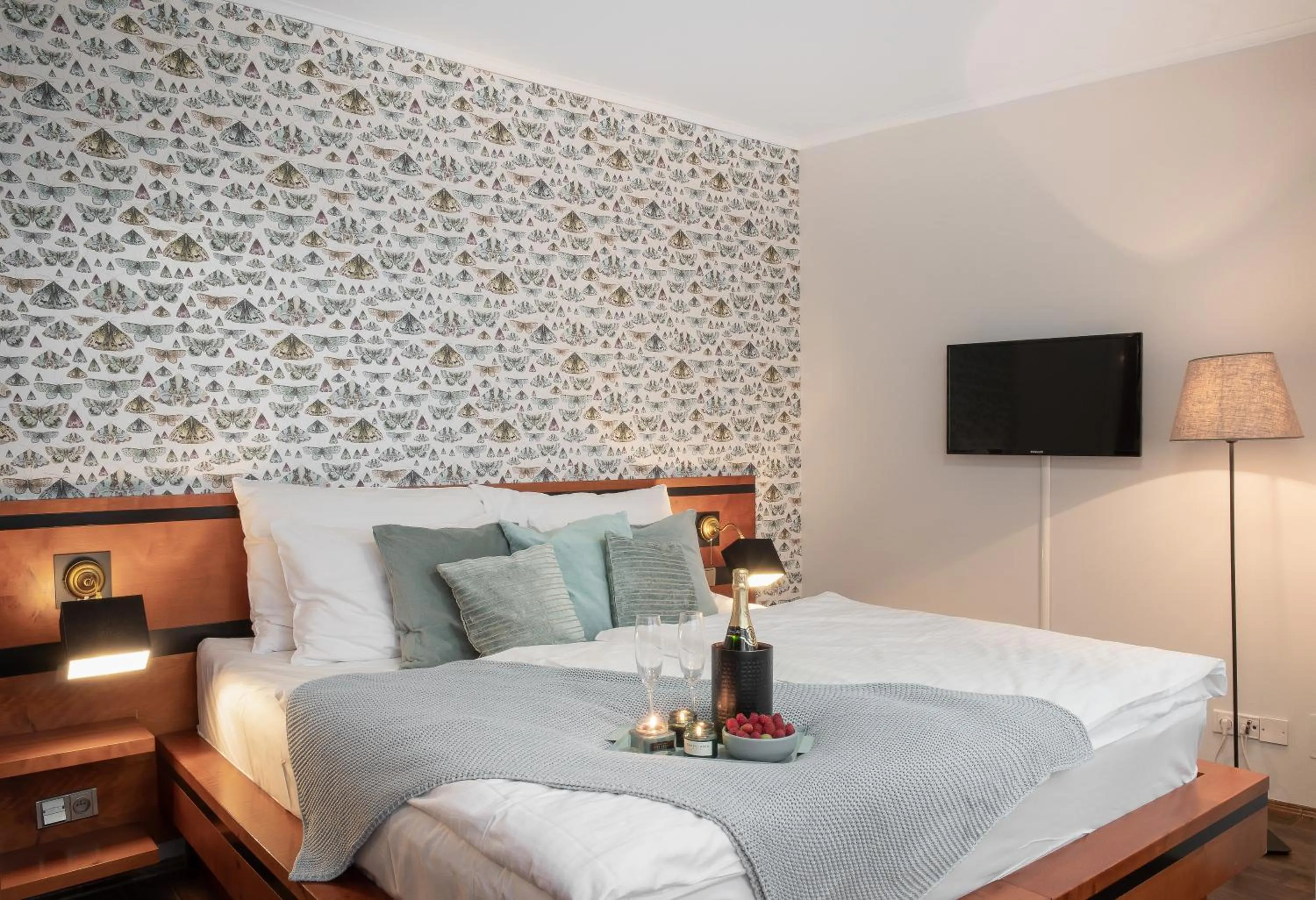 Bedroom, Bed in 4 Elements Apartments