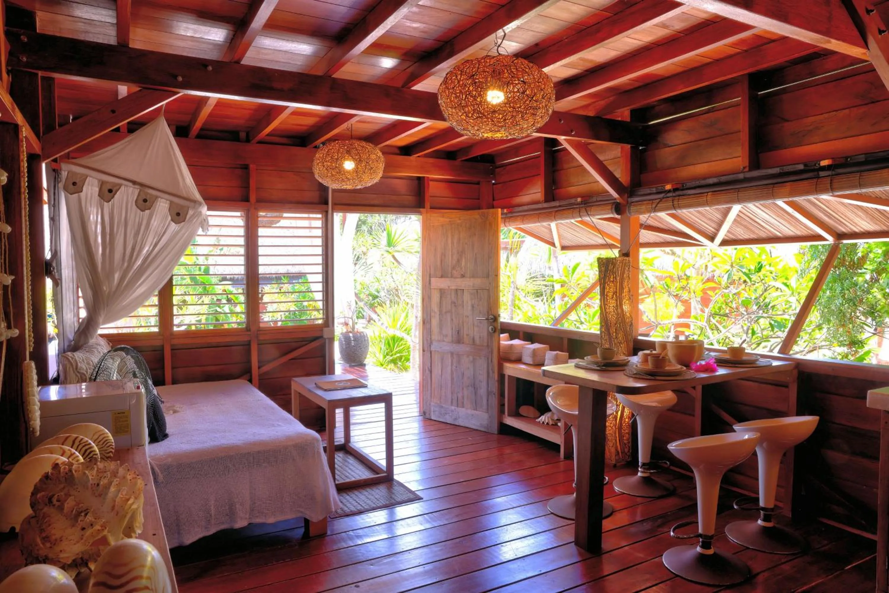 Dining area in Loedi Bungalows Rote