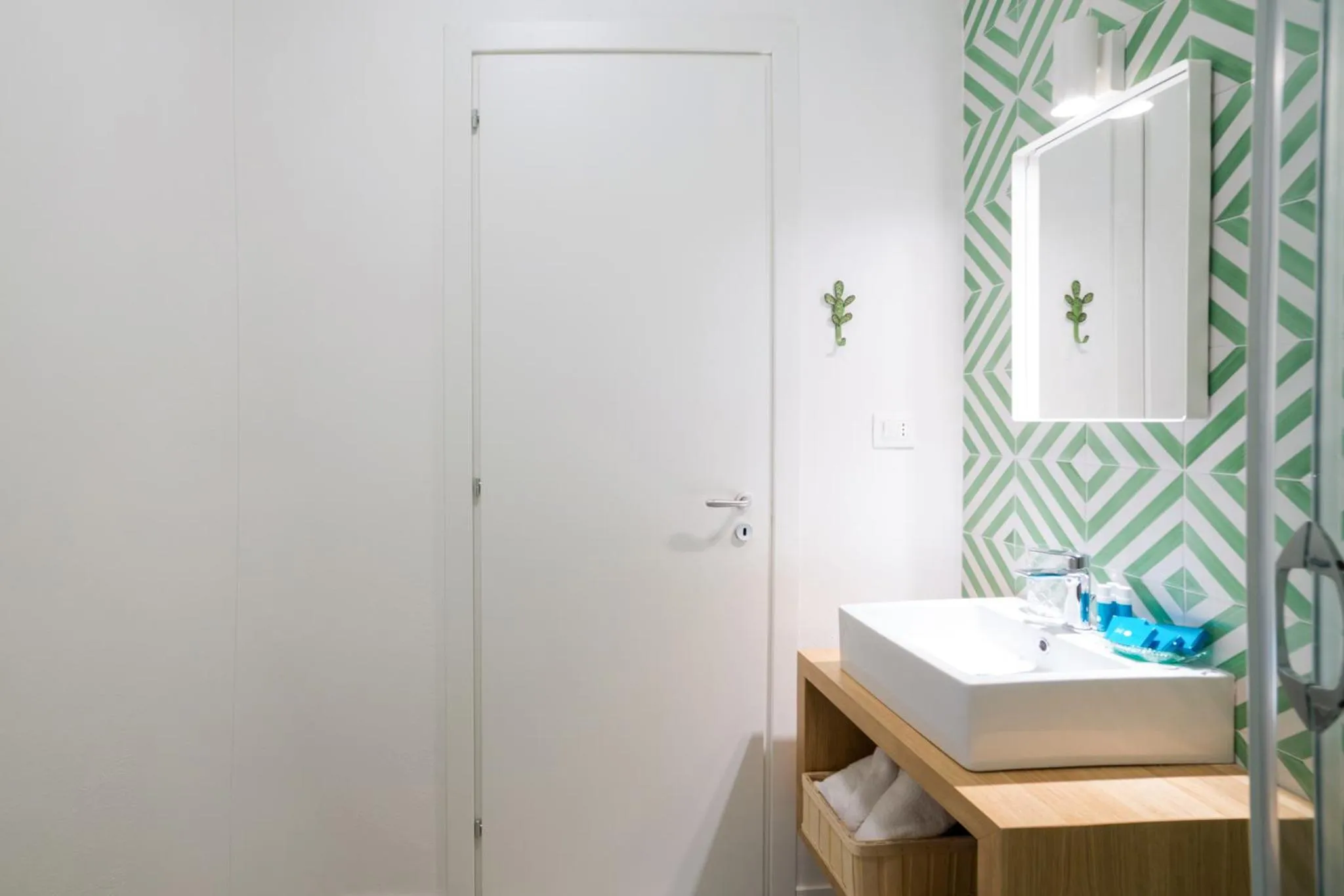 Shower in Salsedine Sea View