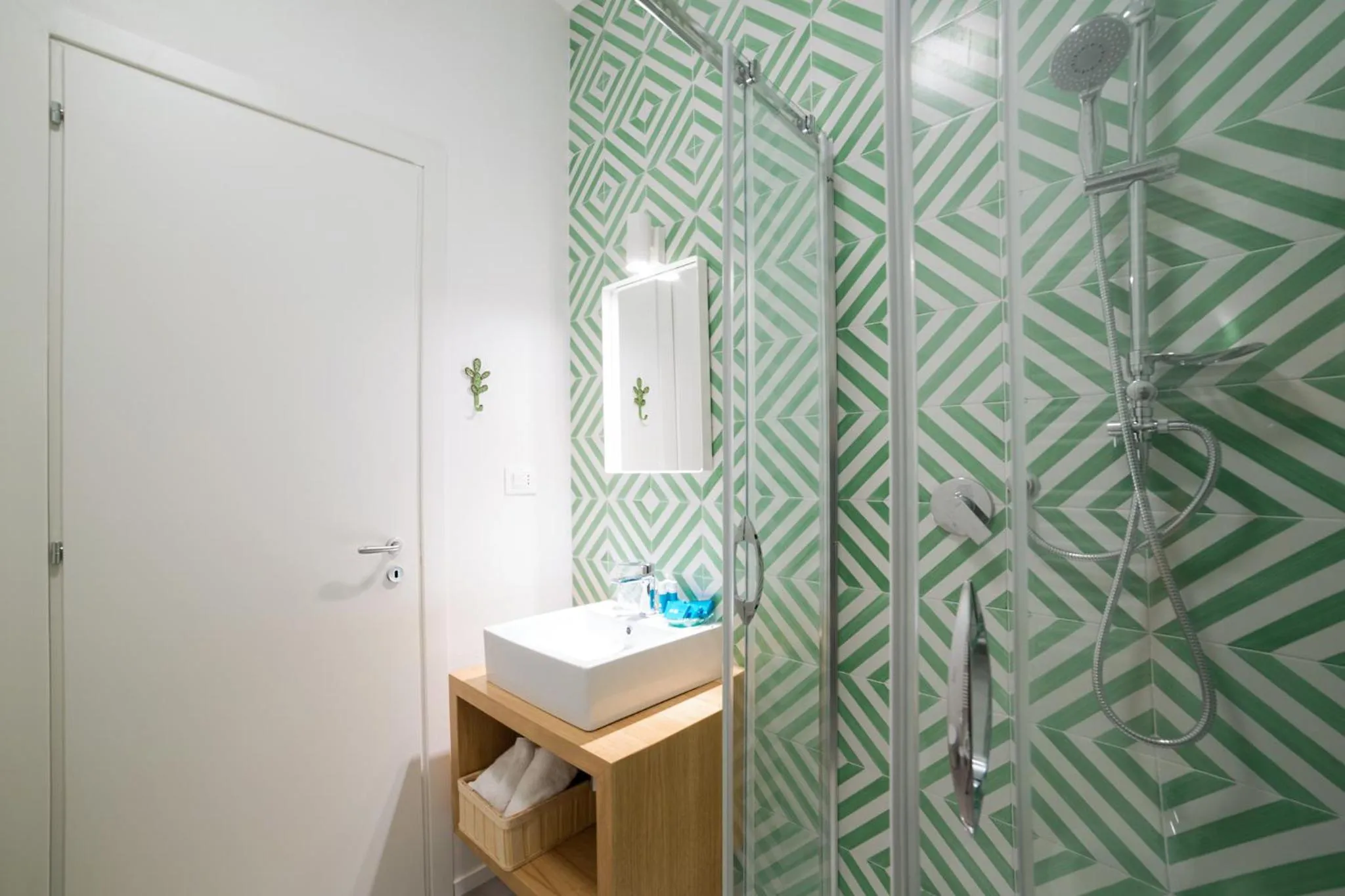 Shower in Salsedine Sea View