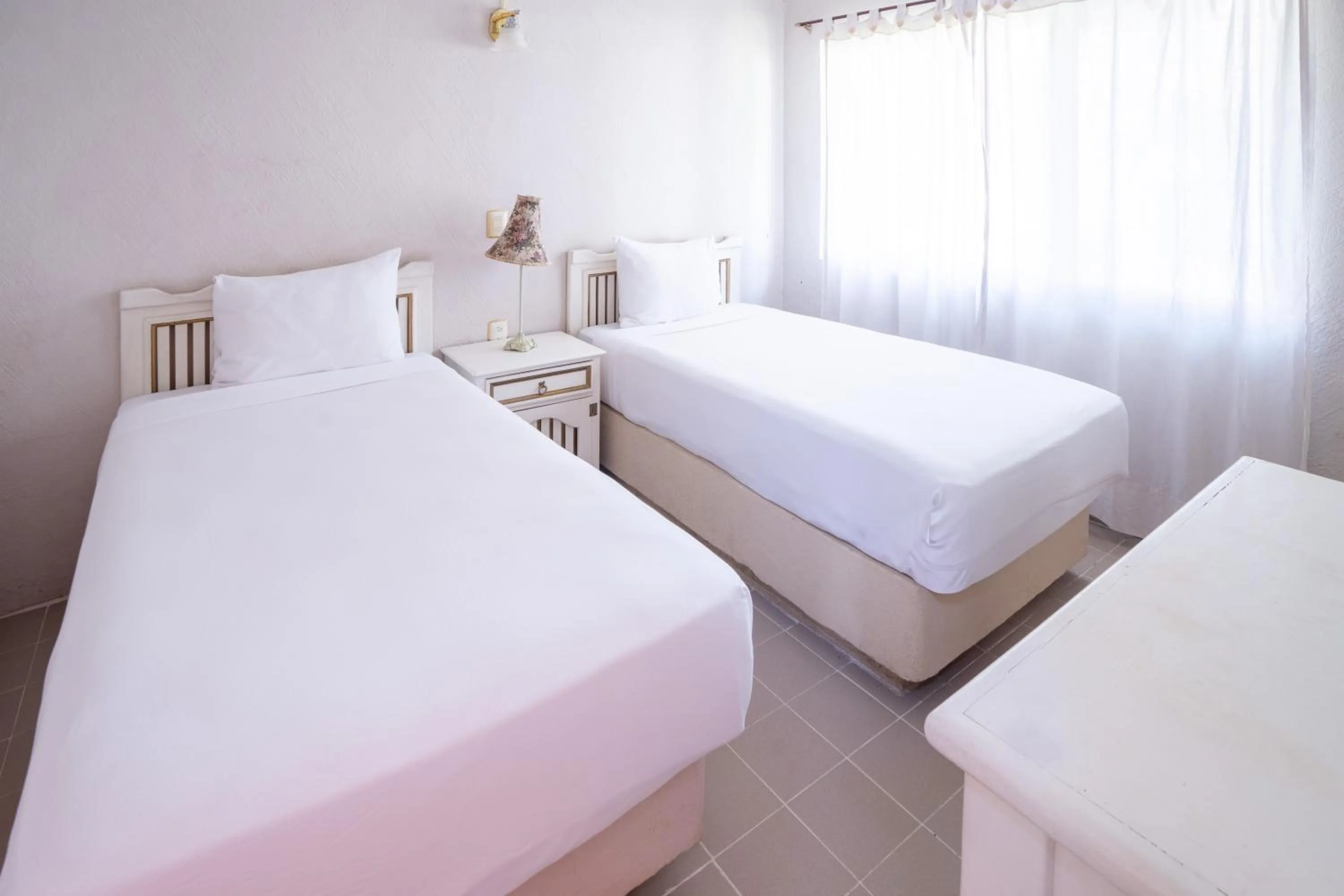 Bed in Villas del Sol Hotel & Bungalows