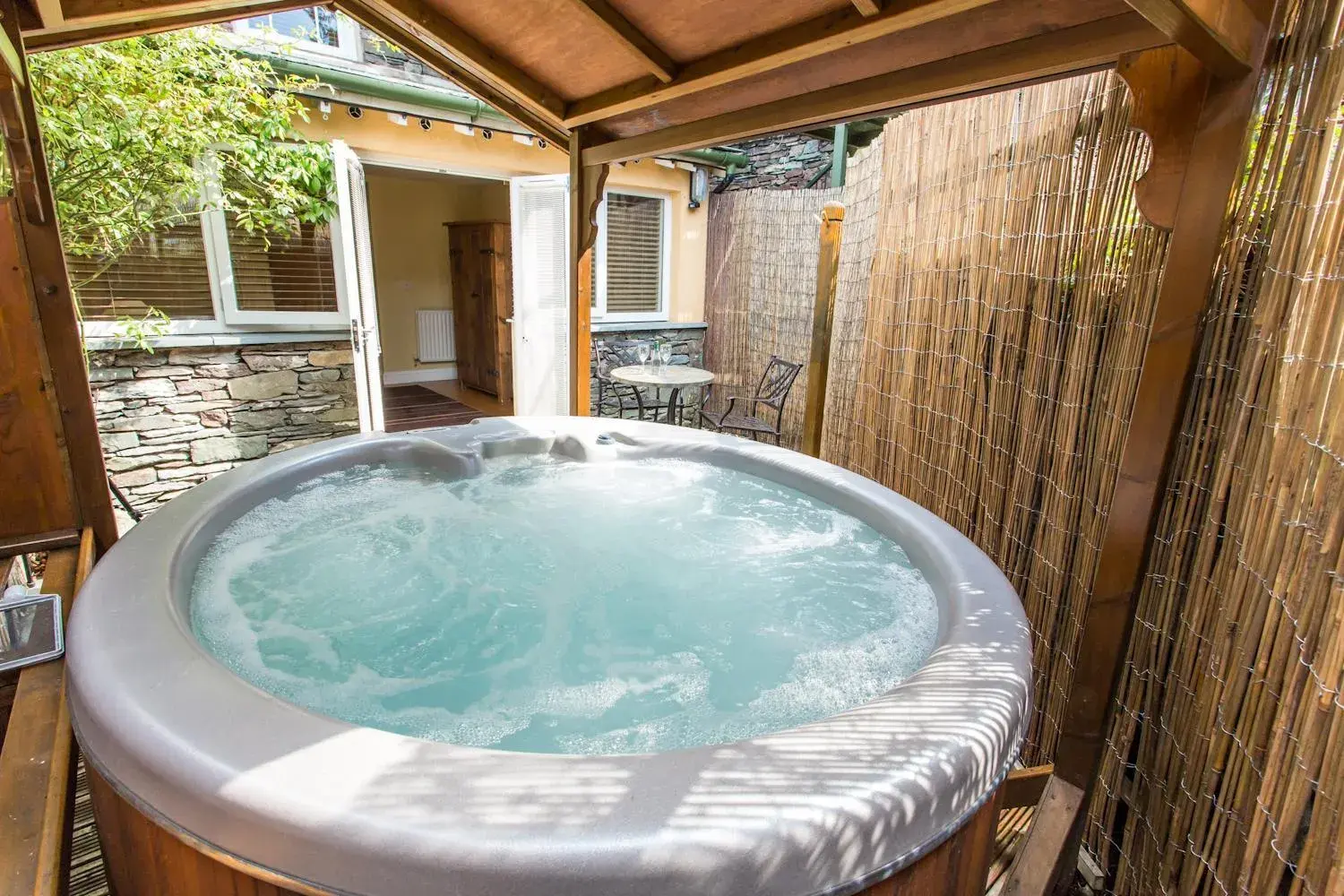 Suite with Hot Tub in Moss Grove Organic Suite with Hot Tub in Moss Grove Organic