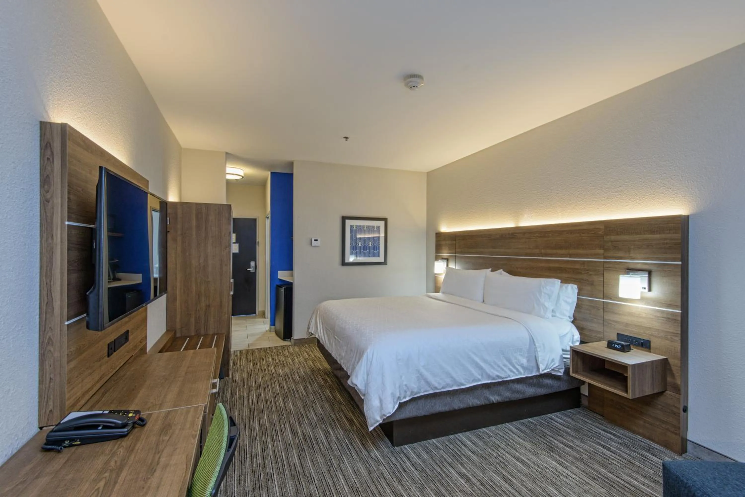 Photo of the whole room, Bed in Holiday Inn Express & Suites Corpus Christi by IHG