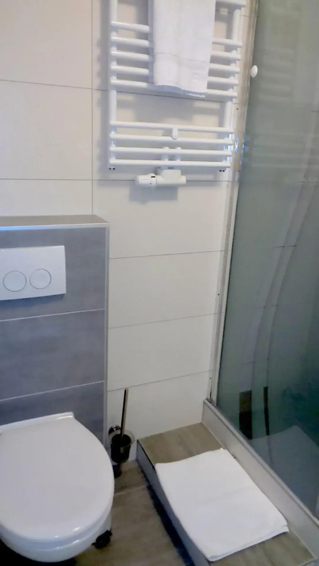 Family Room with Private Bathroom in Hotel Stadt Soltau Family Room with Private Bathroom in Hotel Stadt Soltau