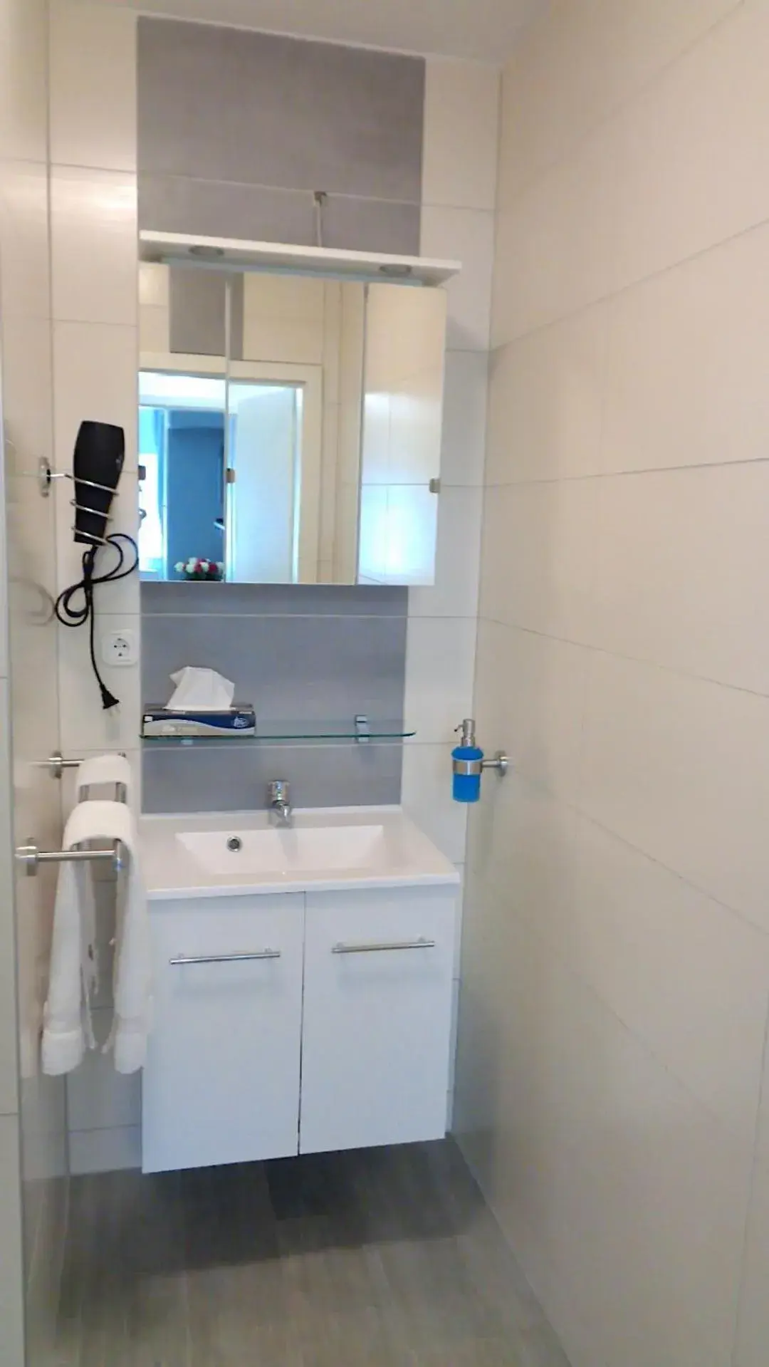 Family Room with Private Bathroom in Hotel Stadt Soltau Family Room with Private Bathroom in Hotel Stadt Soltau