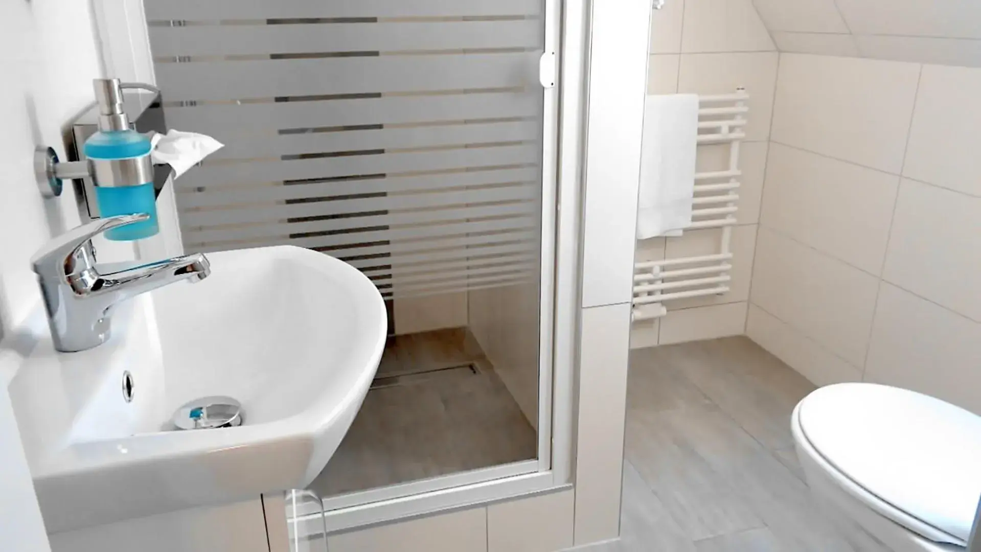 Single Room with Bathroom in Hotel Stadt Soltau Single Room with Bathroom in Hotel Stadt Soltau