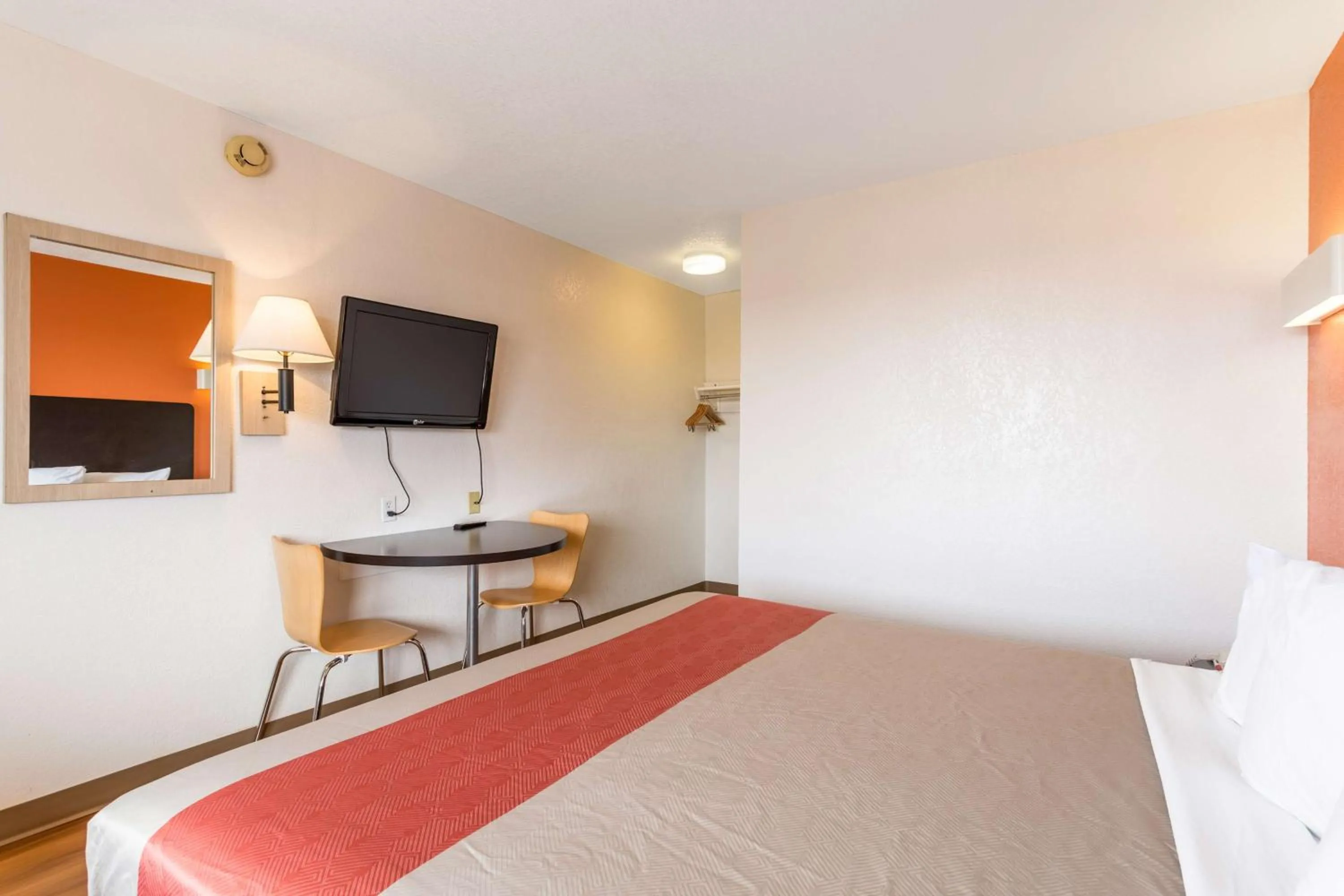 TV and multimedia, Bed in Motel 6 Albuquerque Northeast