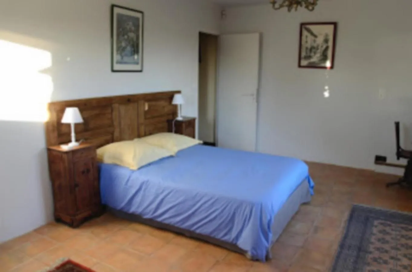 Photo of the whole room in Les Tournesols