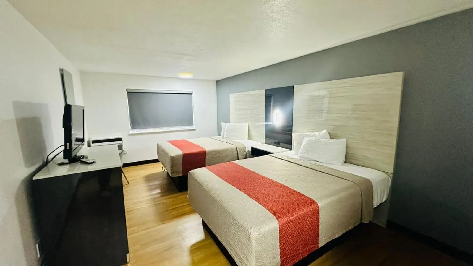 Bed in Evergreen Inn & Suites Portland Bed in Evergreen Inn & Suites Portland