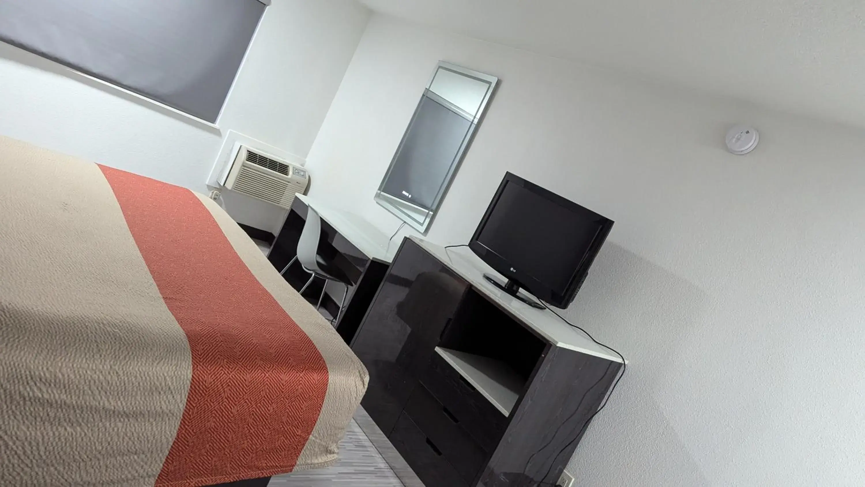 Bed in Evergreen Inn & Suites Portland Bed in Evergreen Inn & Suites Portland