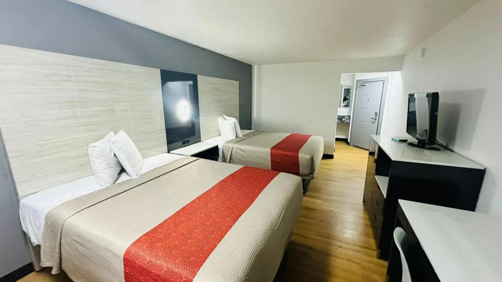 Bed in Evergreen Inn & Suites Portland Bed in Evergreen Inn & Suites Portland