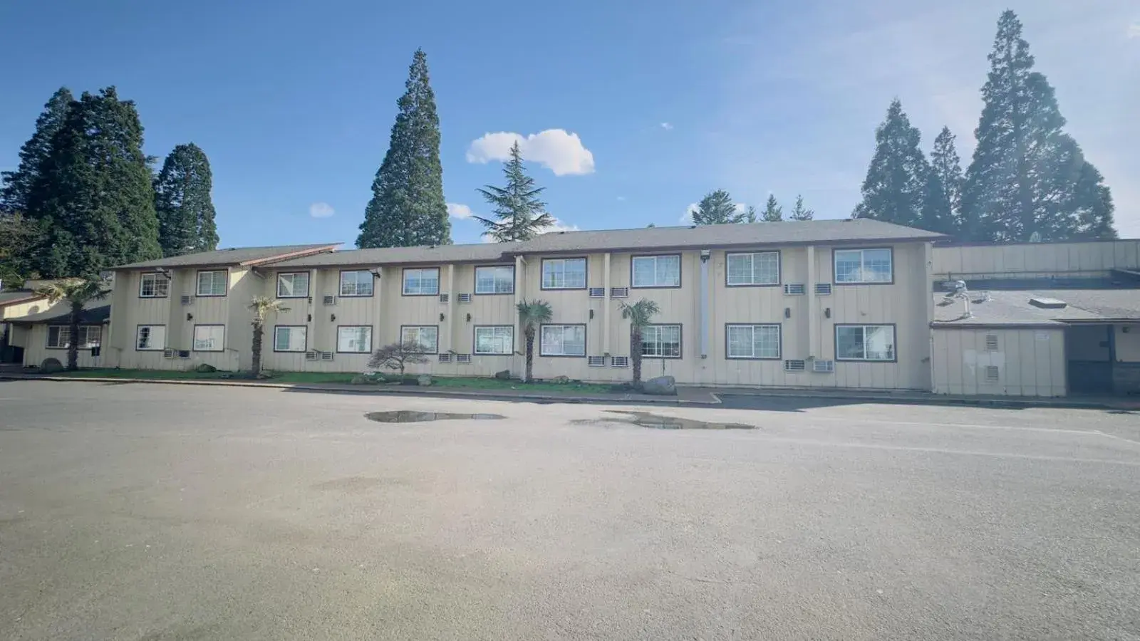 Property building in Evergreen Inn & Suites Portland Property building in Evergreen Inn & Suites Portland