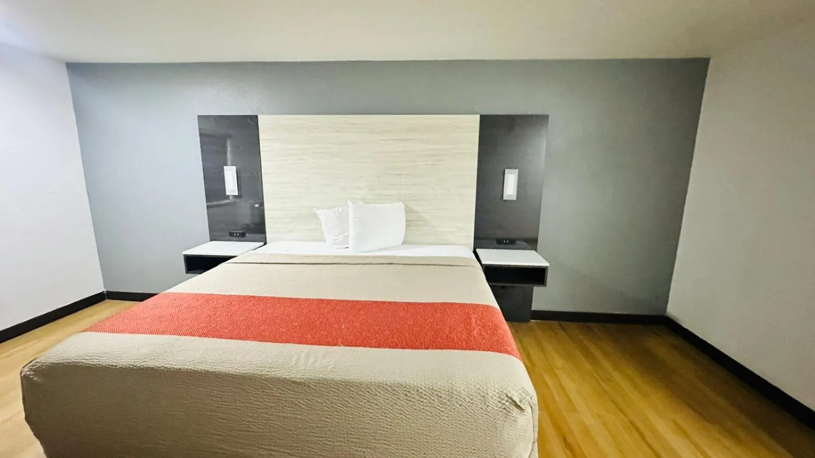 Bed in Evergreen Inn & Suites Portland