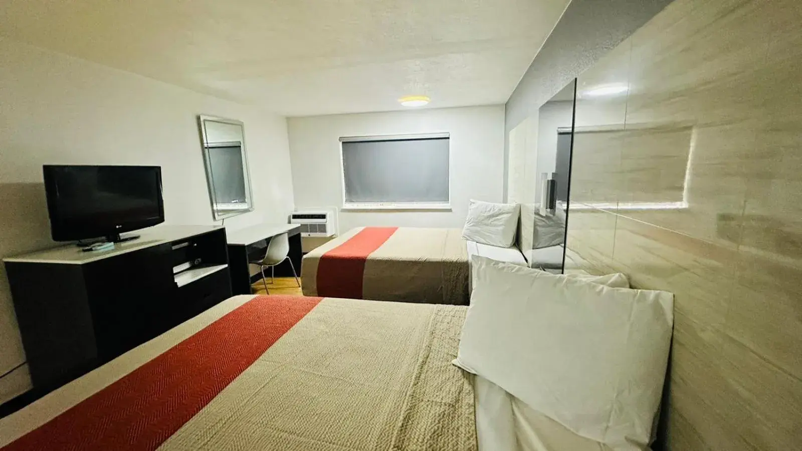 Bed in Evergreen Inn & Suites Portland Bed in Evergreen Inn & Suites Portland