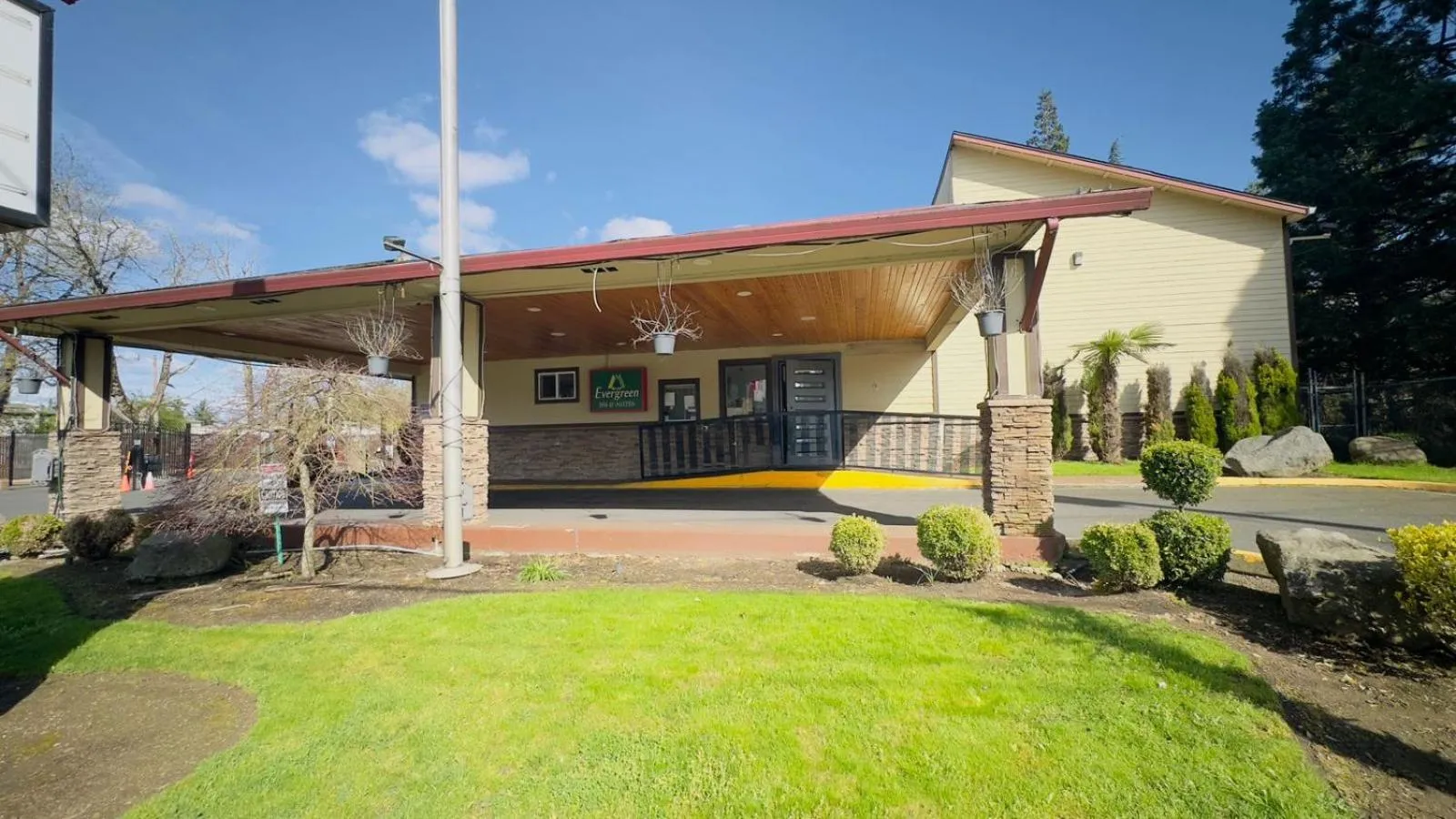 Property building in Evergreen Inn & Suites Portland