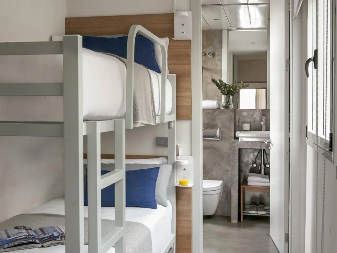 Toilet, Bed in Eric Vökel Boutique Apartments - Madrid Suites