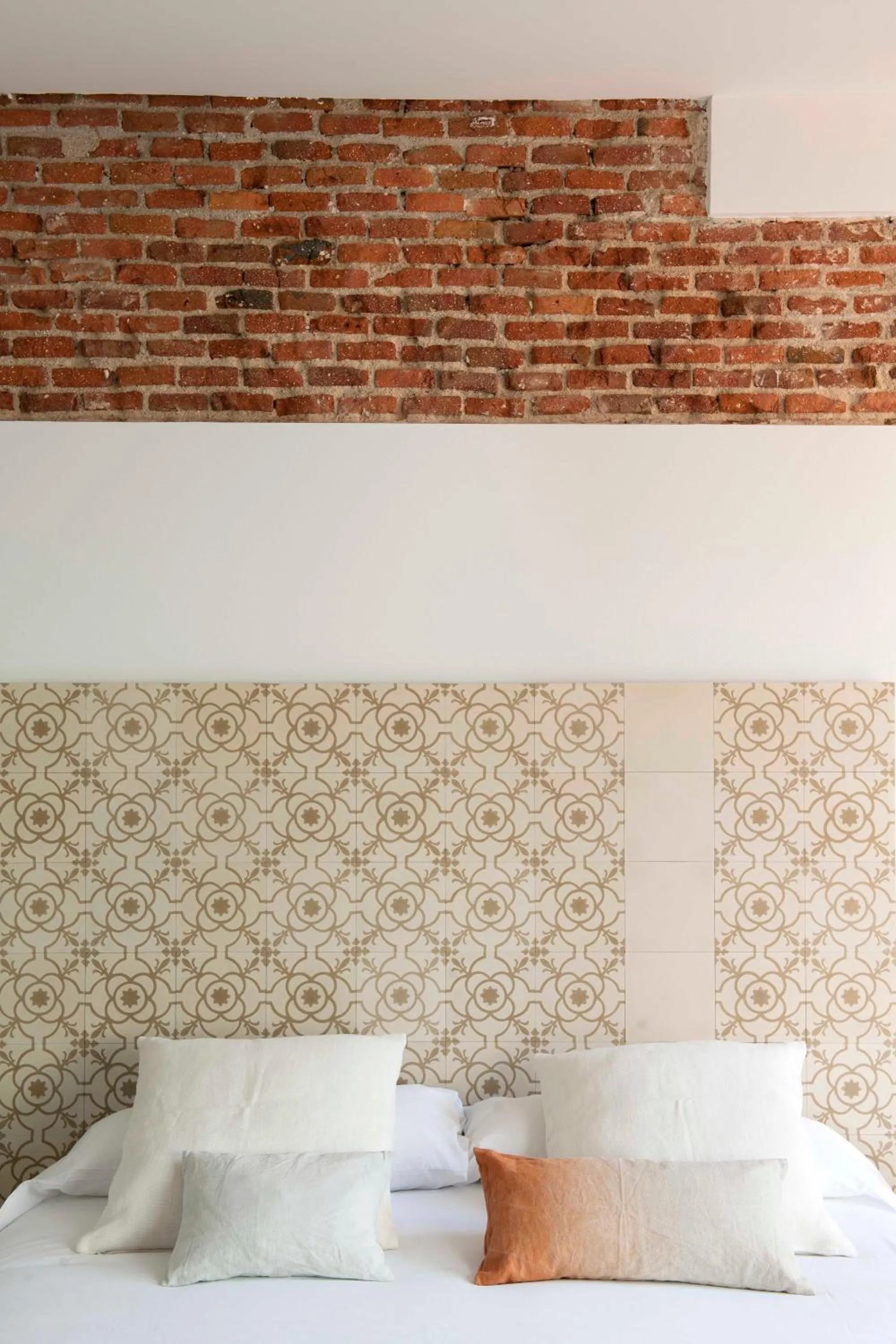 Decorative detail, Bed in Eric Vökel Boutique Apartments - Madrid Suites