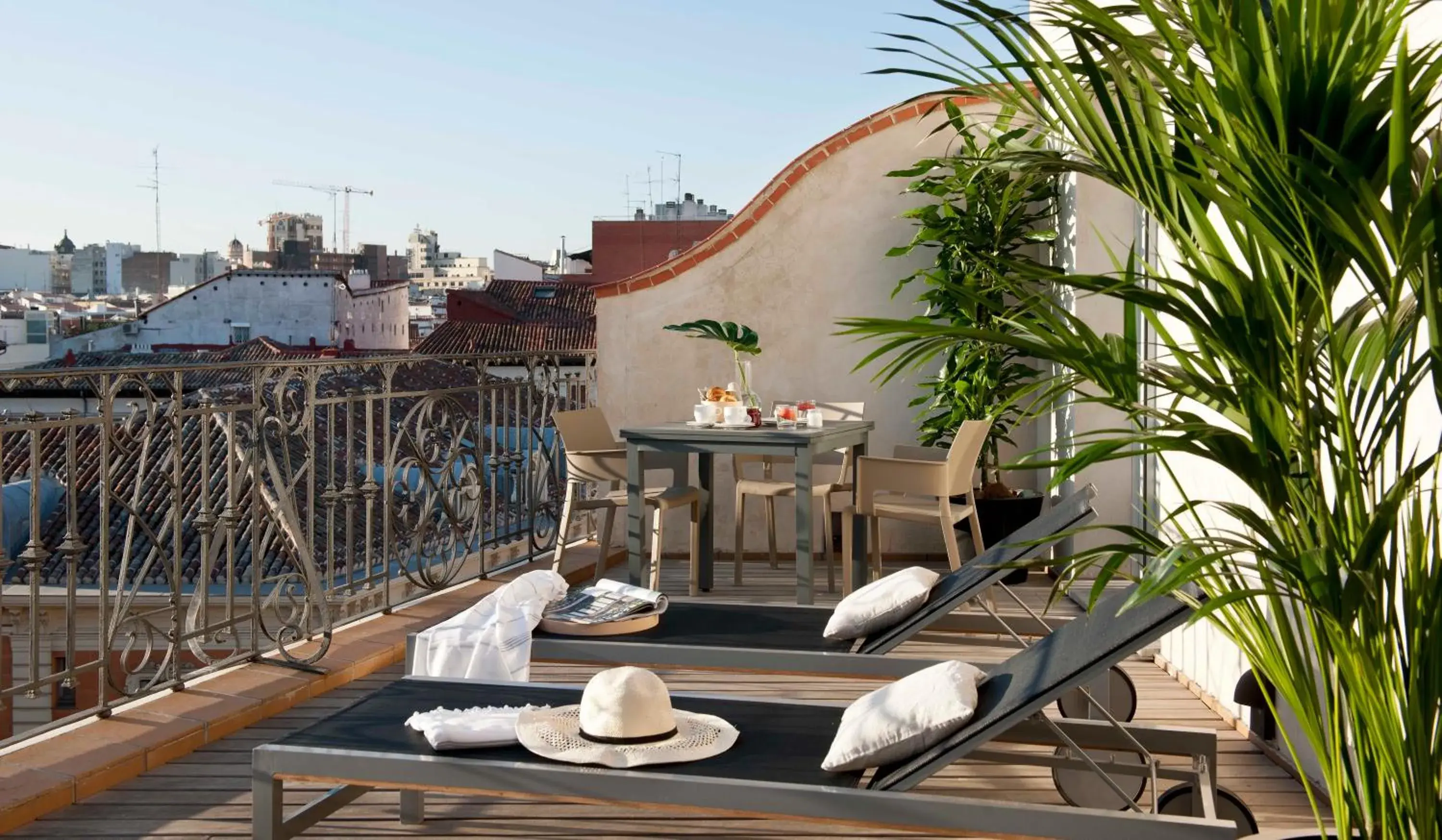 Restaurant/places to eat in Eric Vökel Boutique Apartments - Madrid Suites