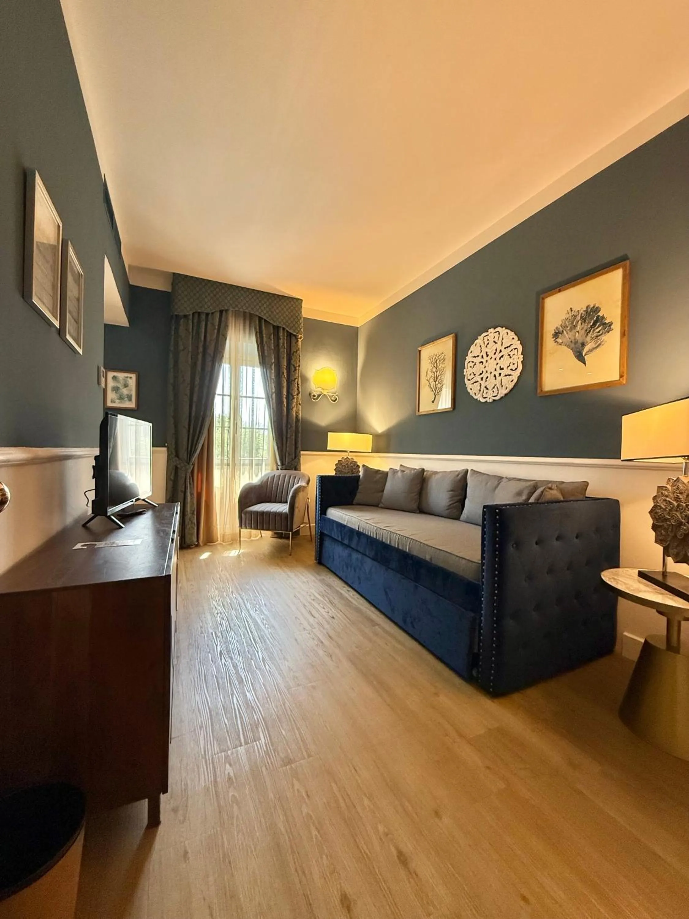 Living room, Bed in Hotel Goya