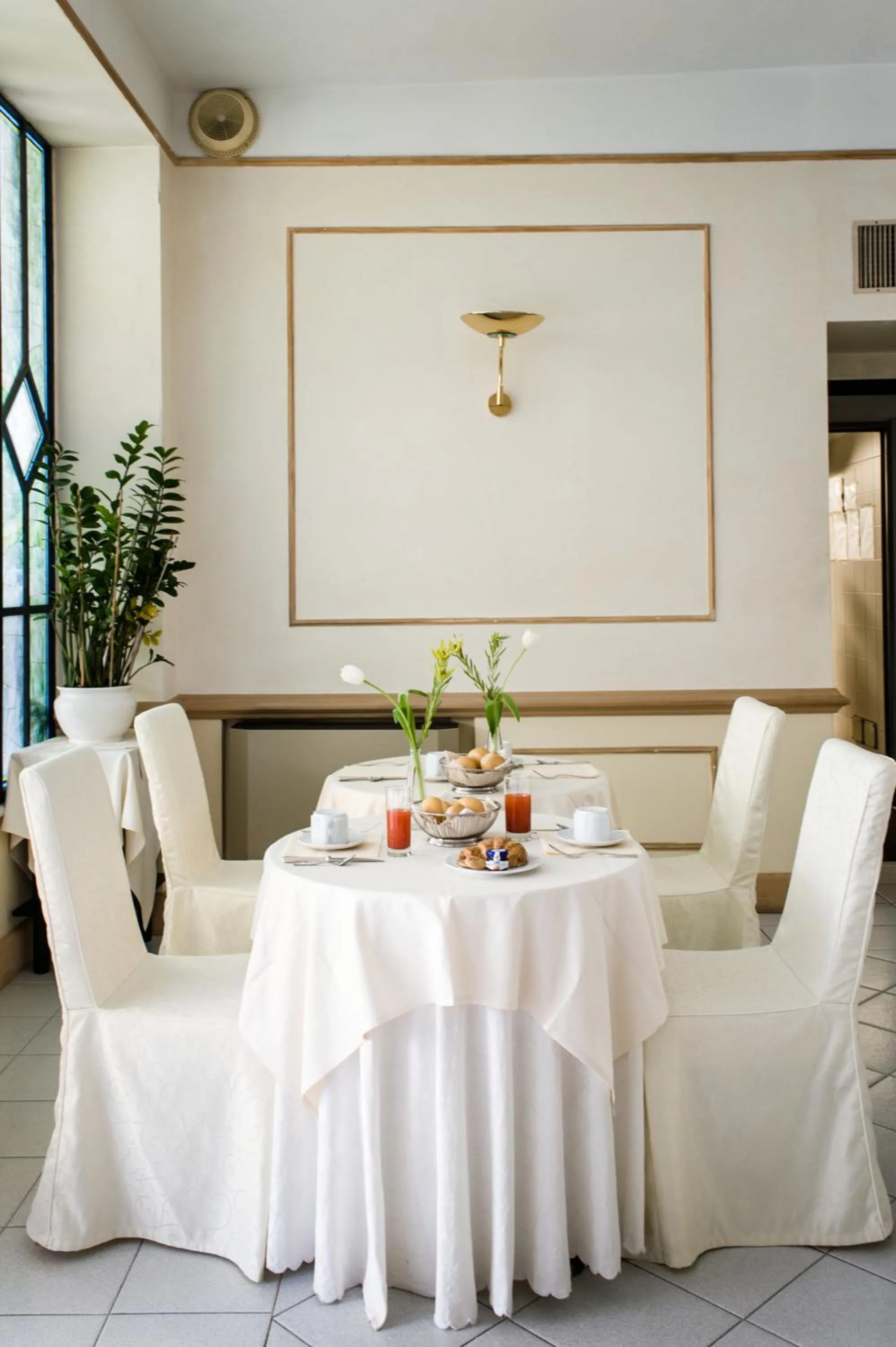 Restaurant/places to eat in Hotel Goya