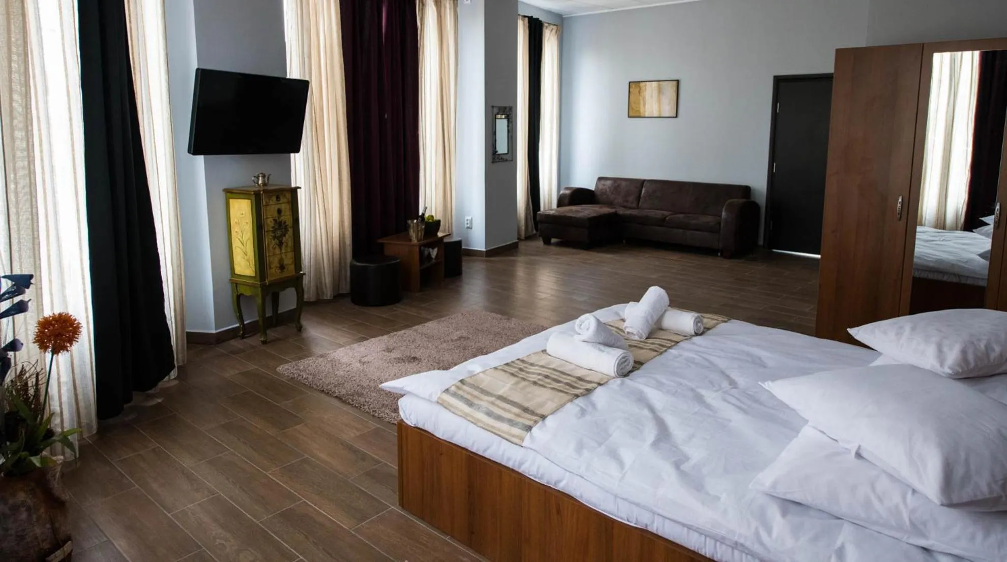 Photo of the whole room, Bed in Corner Center Rental