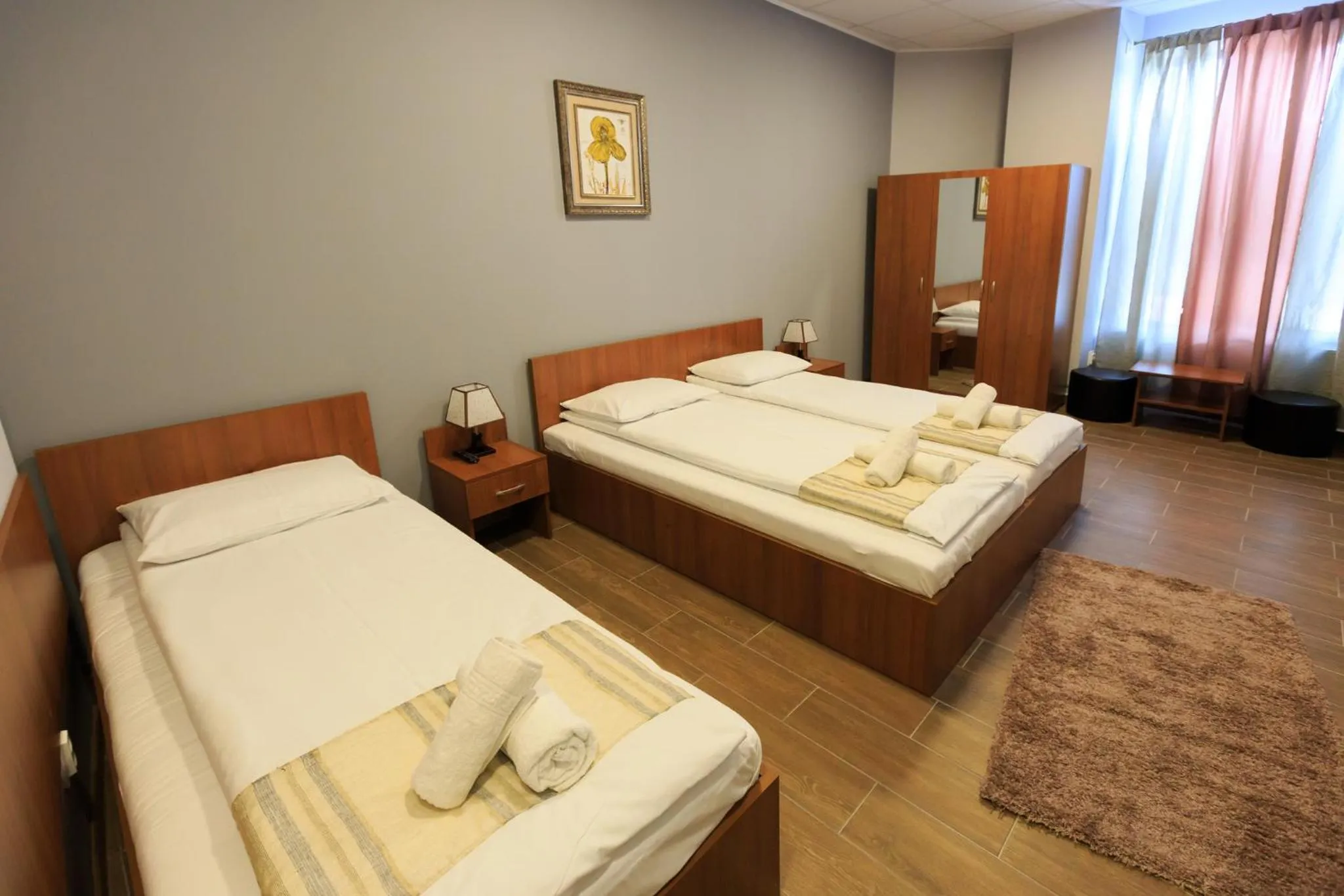 Photo of the whole room, Bed in Corner Center Rental