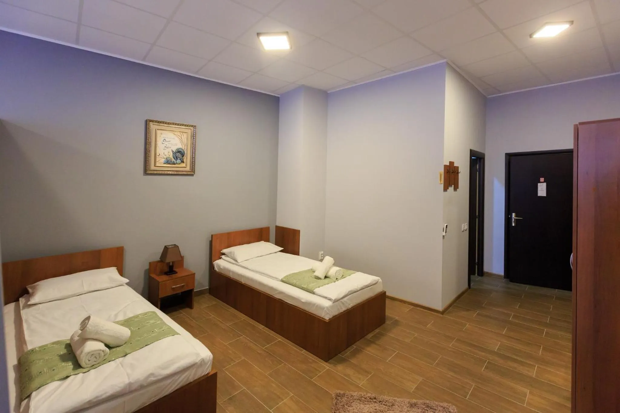 Photo of the whole room, Bed in Corner Center Rental